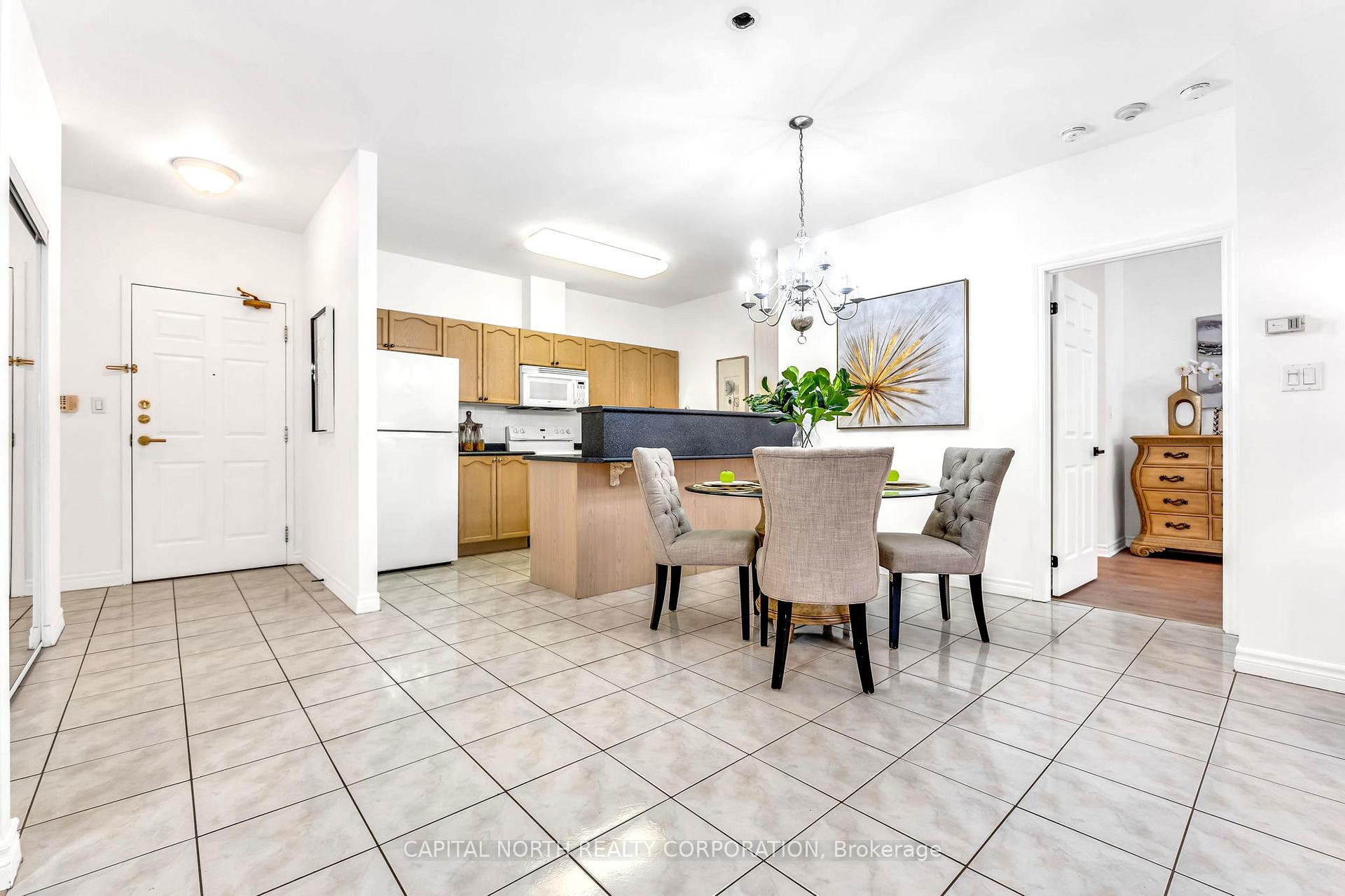 3 Bedrooms Condo at 33 Wallace, Vaughan For sale