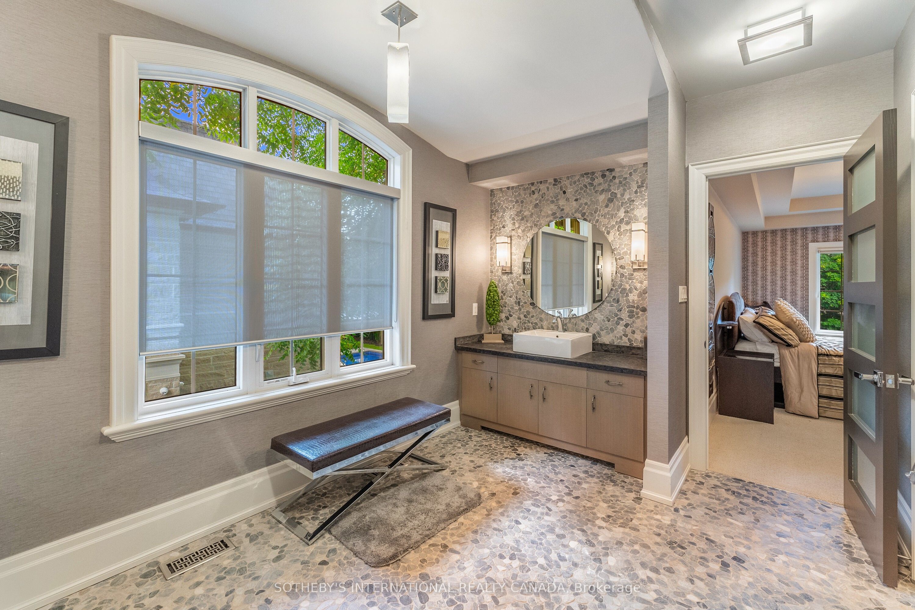 8 Thornhill Avenue
