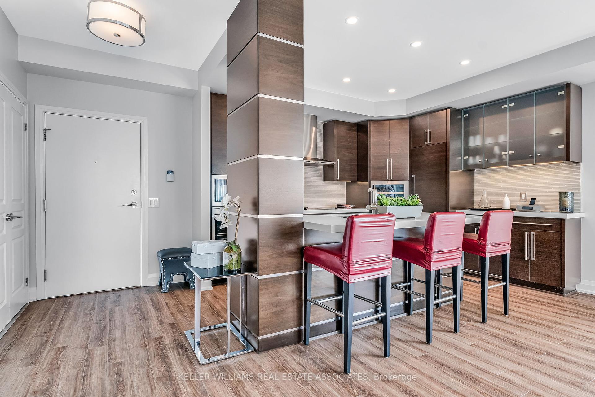 2 Bedrooms Condo at 1 Hurontario, Mississauga For sale