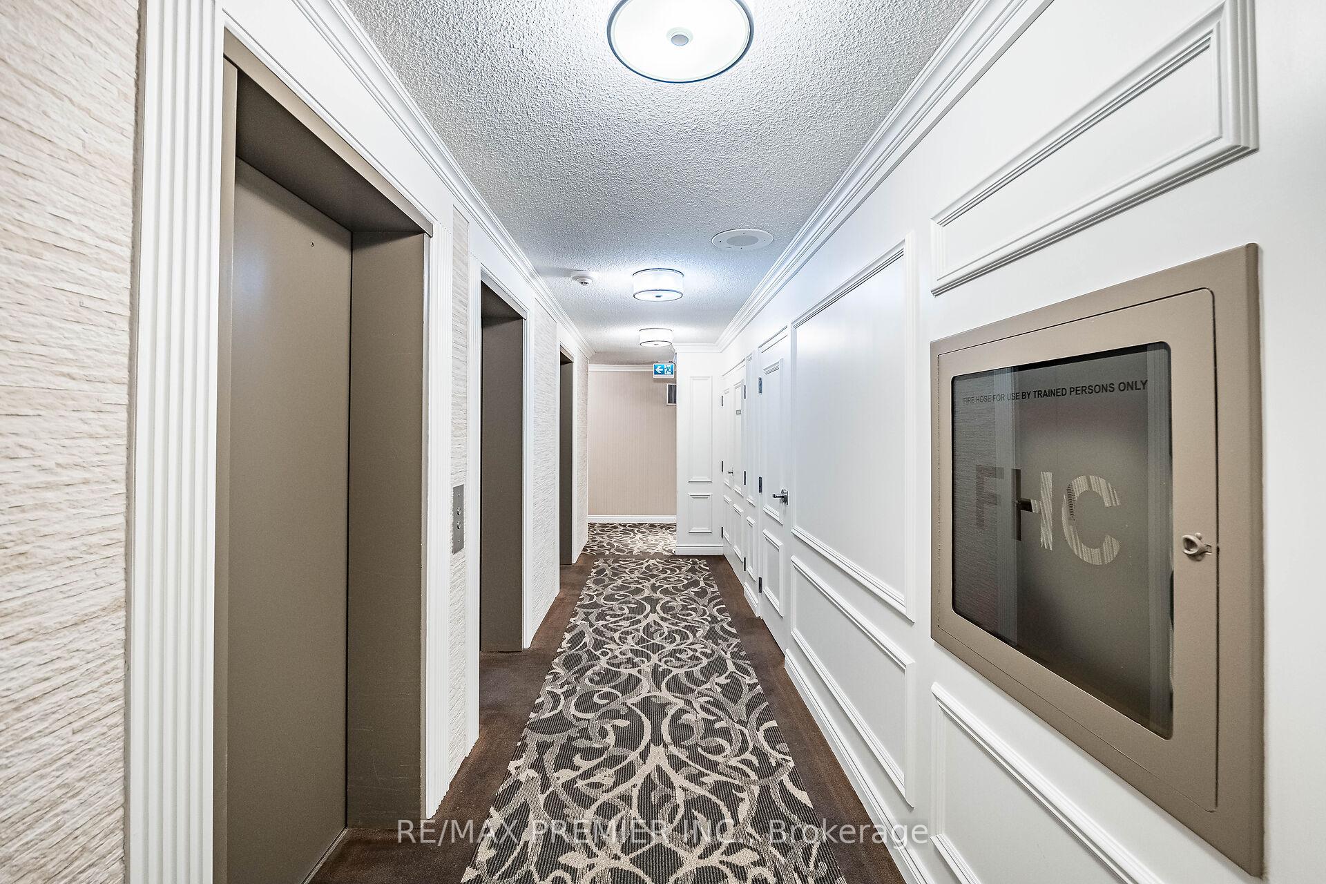 3 Bedrooms Condo at 40 Richview, Toronto For sale
