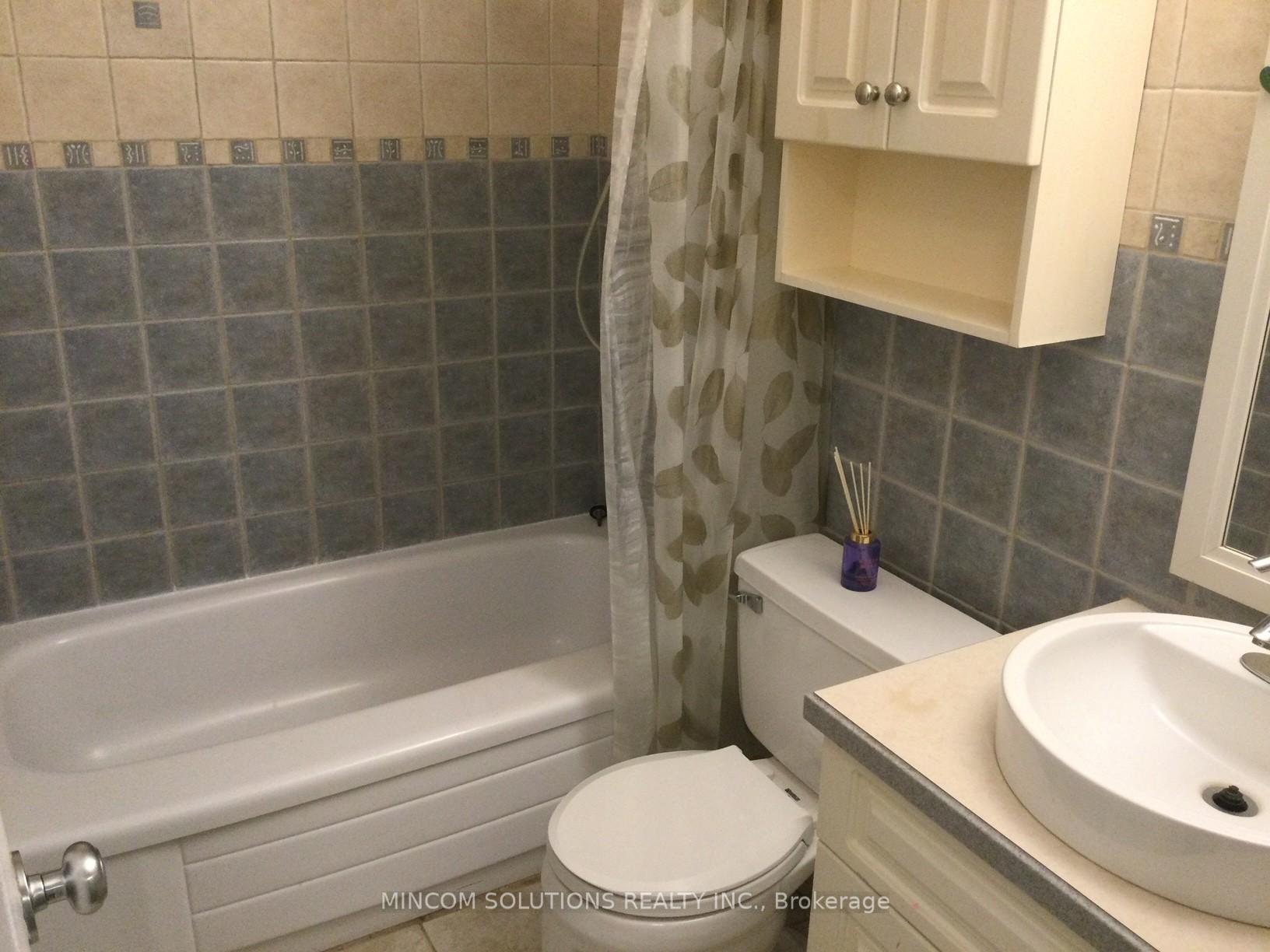 2 Bedrooms Condo at 2001 Bonnymede,  Mississauga For sale