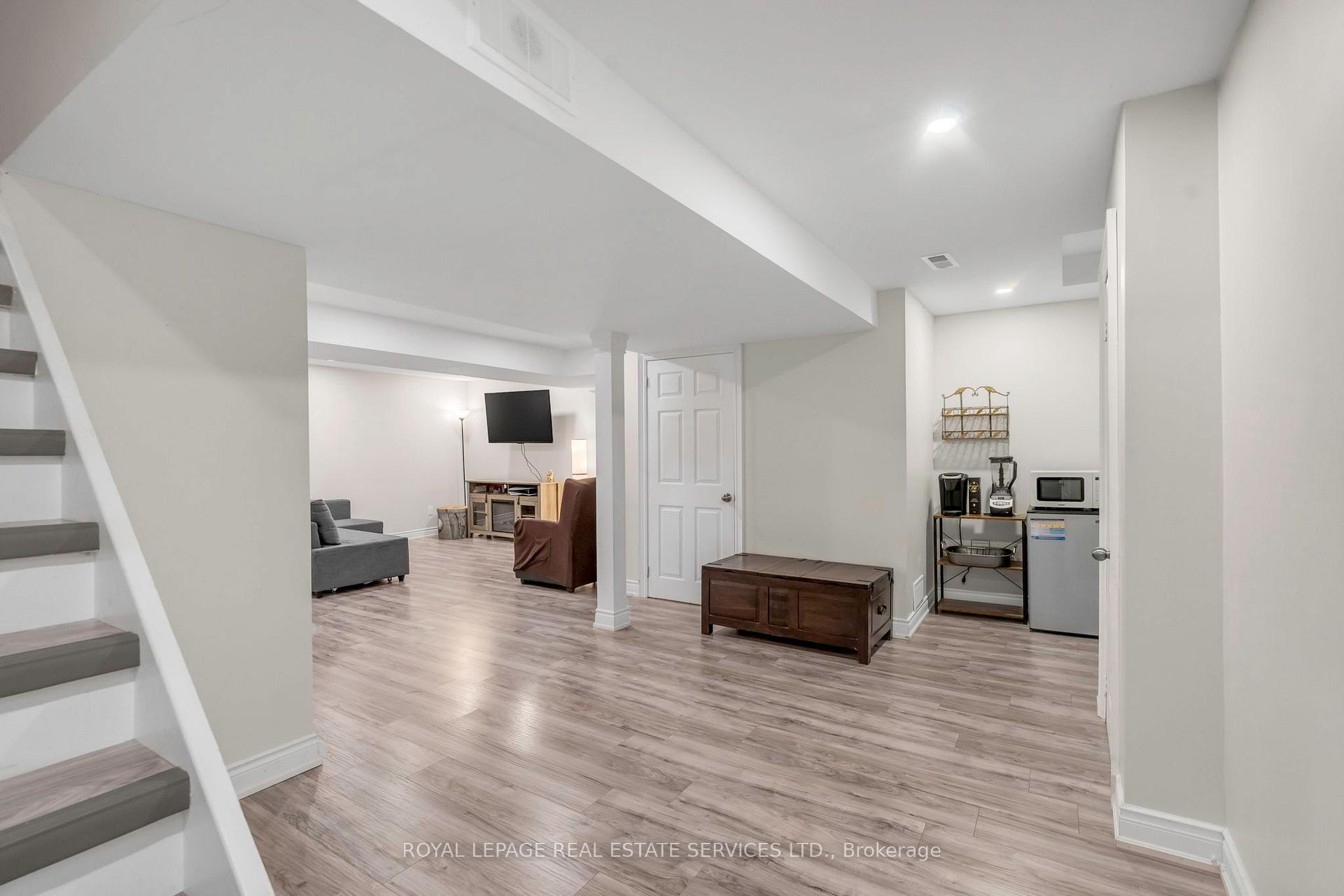 3 Bedrooms Condo at 3040 Fifth, Mississauga For sale