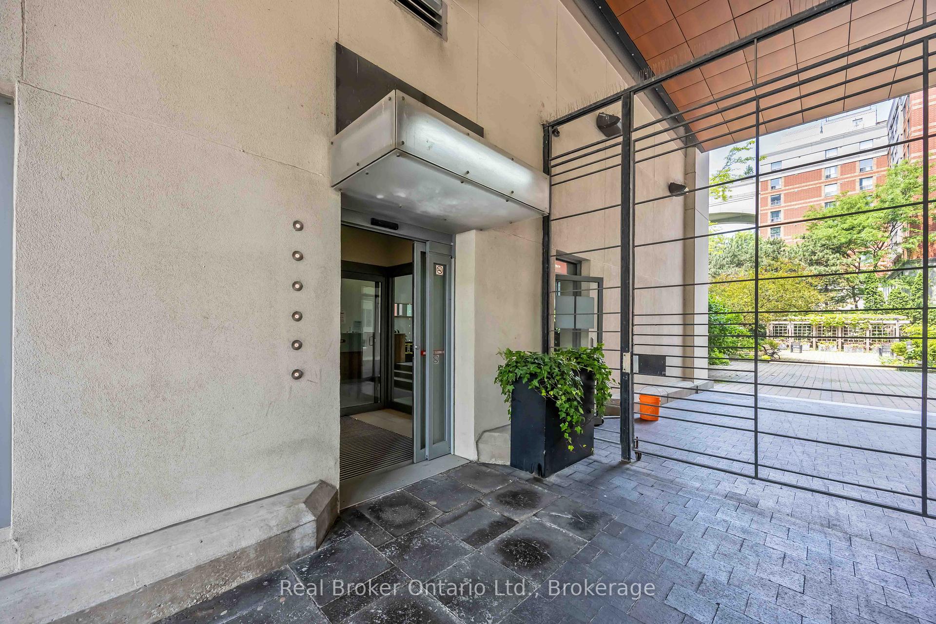 2 Bedrooms Condo at 222 The Esplanade, Toronto For sale