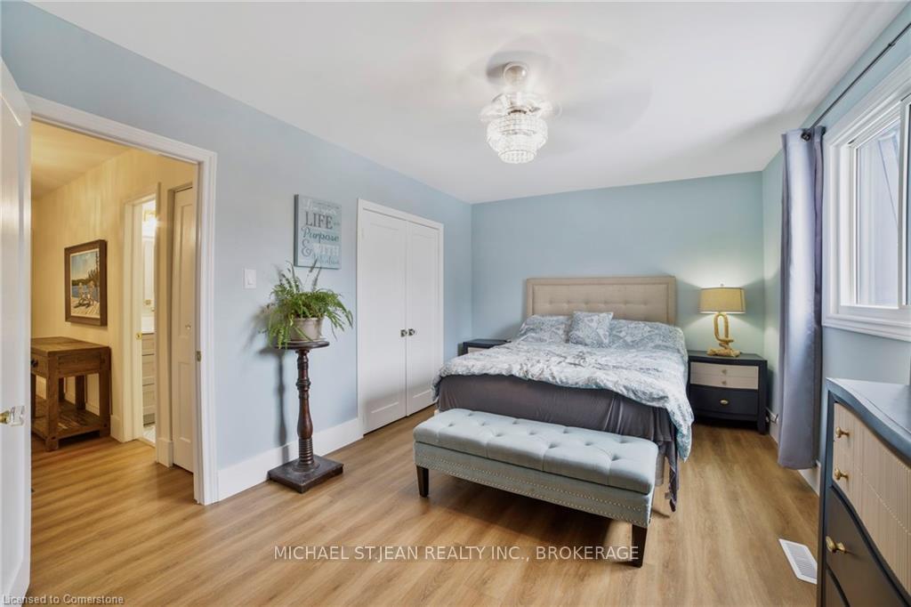 2 Bedrooms Condo at 621 Francis, Burlington For sale