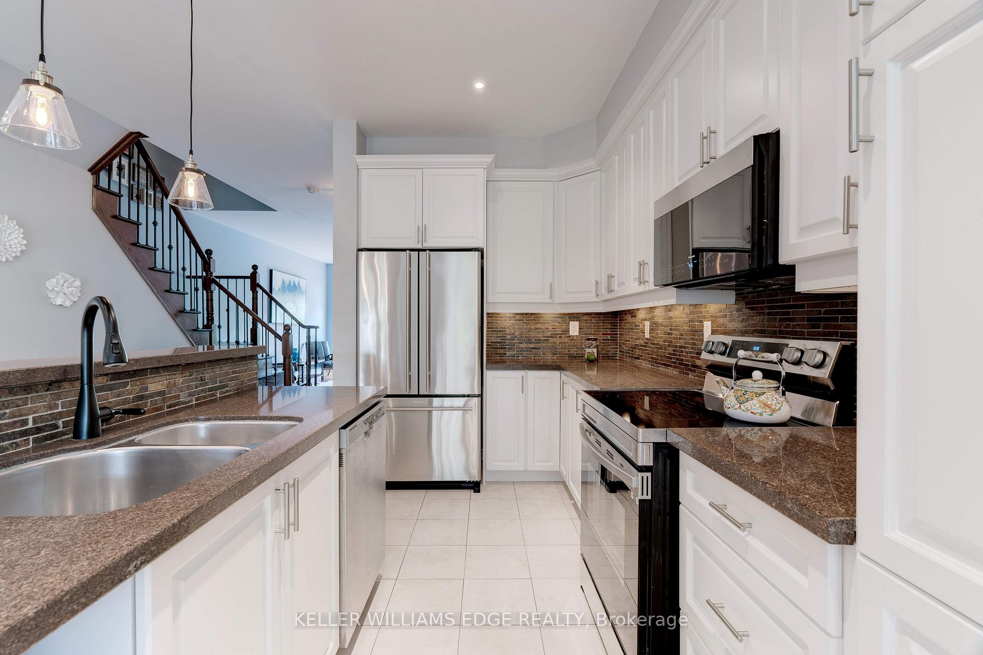 3 Bedrooms Condo at 230 Paisley, Mississauga For sale