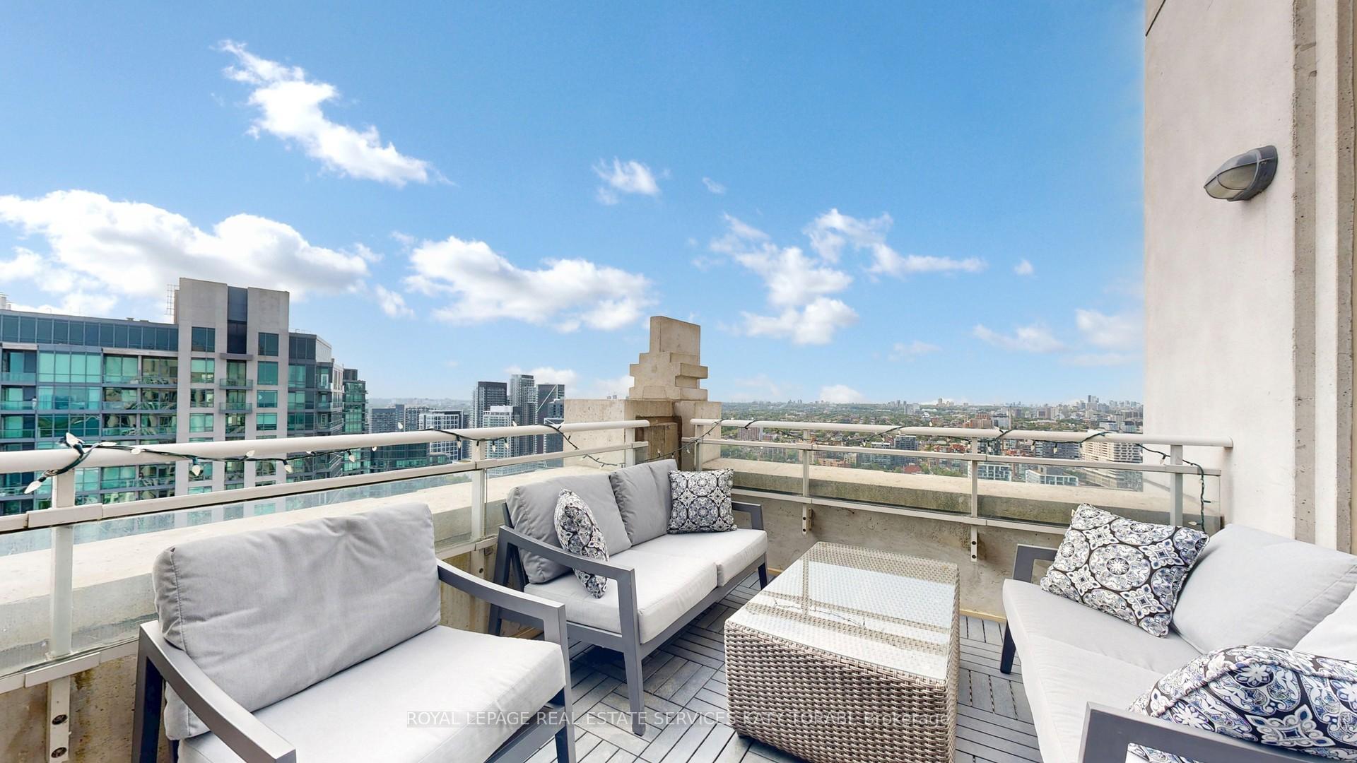 3 Bedrooms Condo at 628 Fleet, Toronto For sale