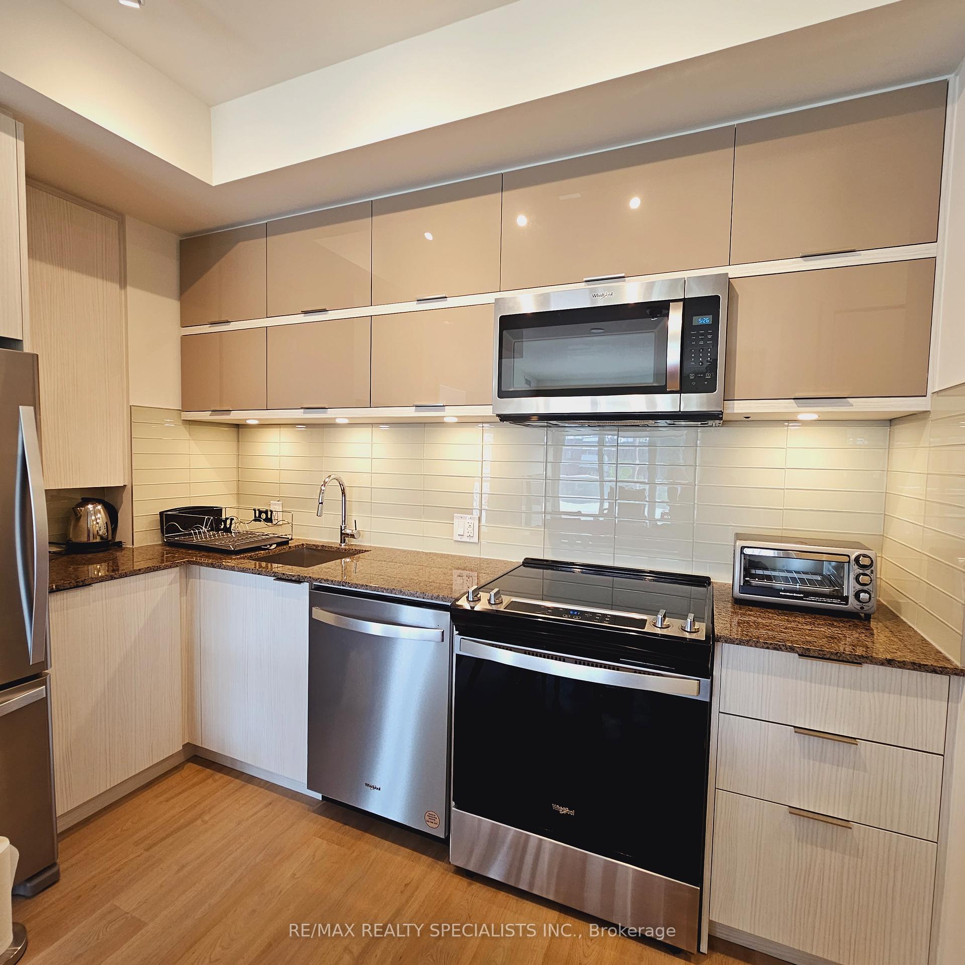 3 Bedrooms Condo at 10 DEERLICK, Toronto For sale