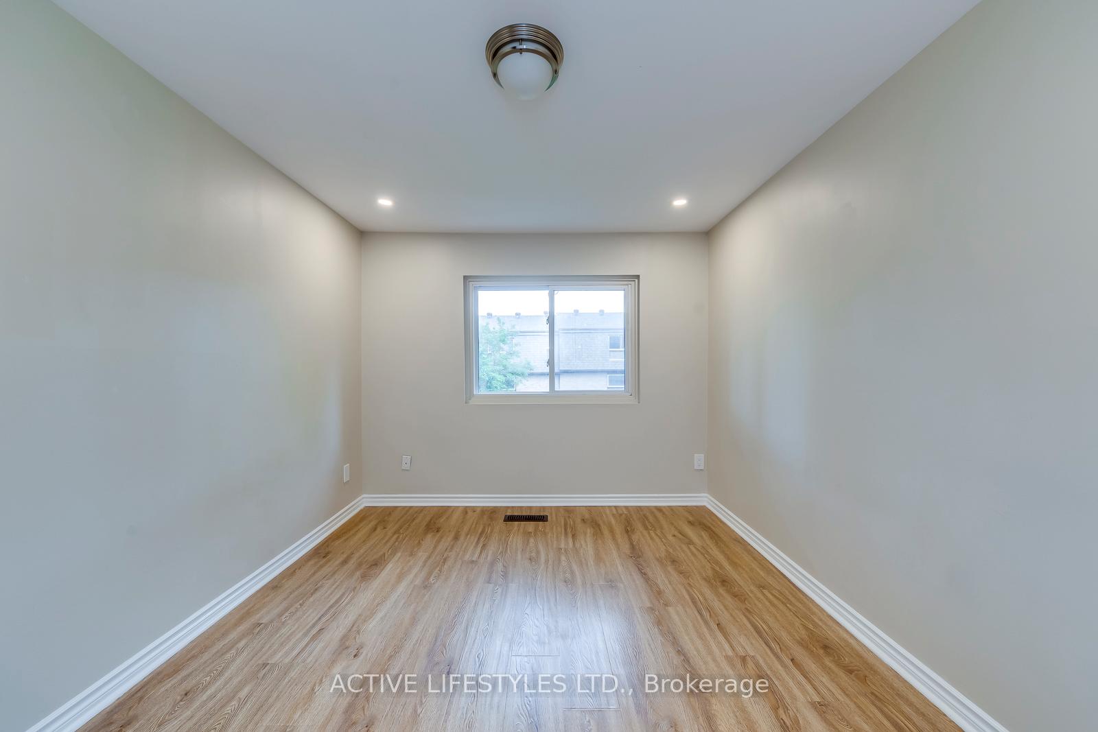 4 Bedrooms Condo at 2301 Derry, Mississauga For sale