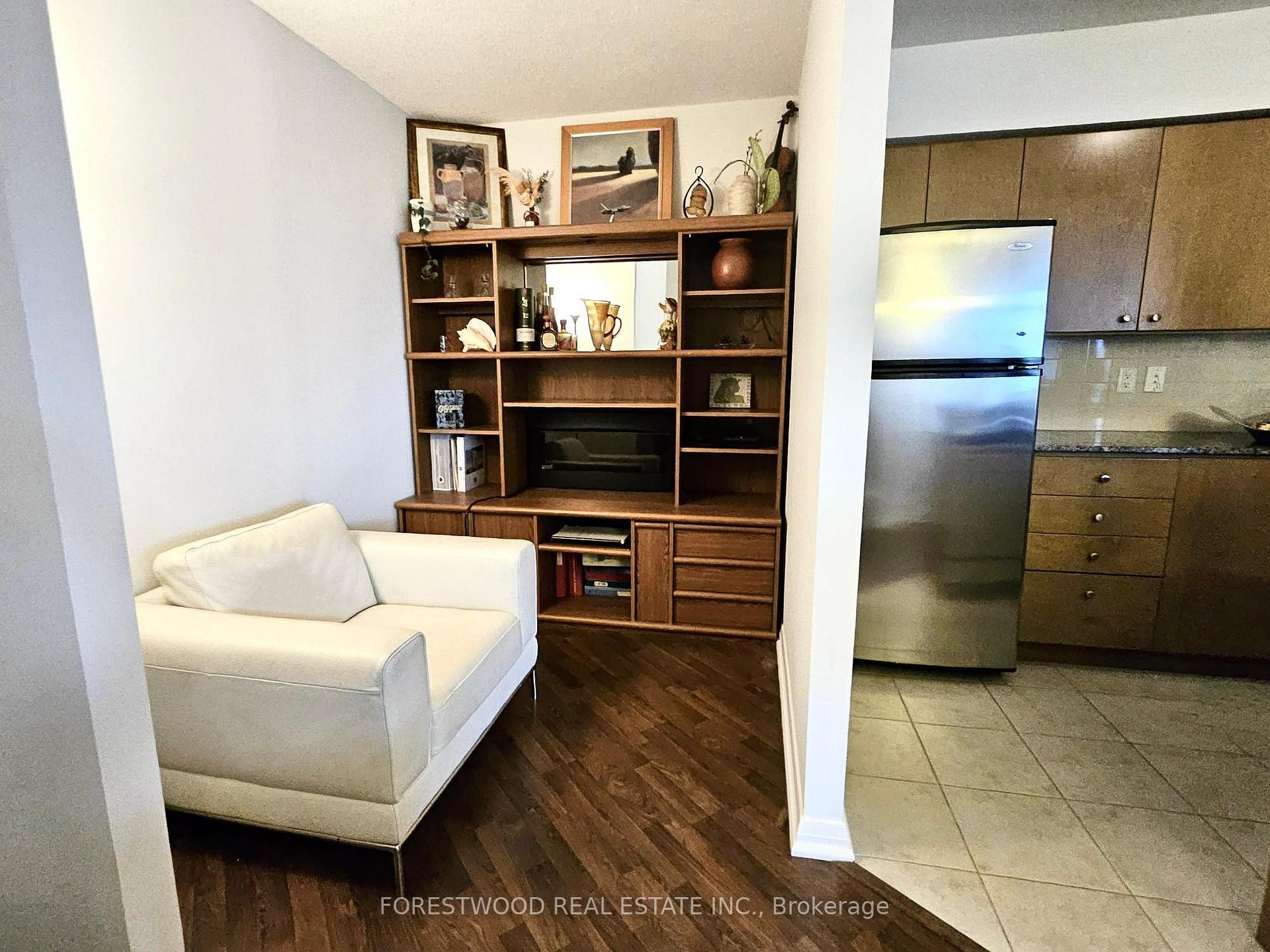 3 Bedrooms Condo at 220 Forum, Mississauga For sale