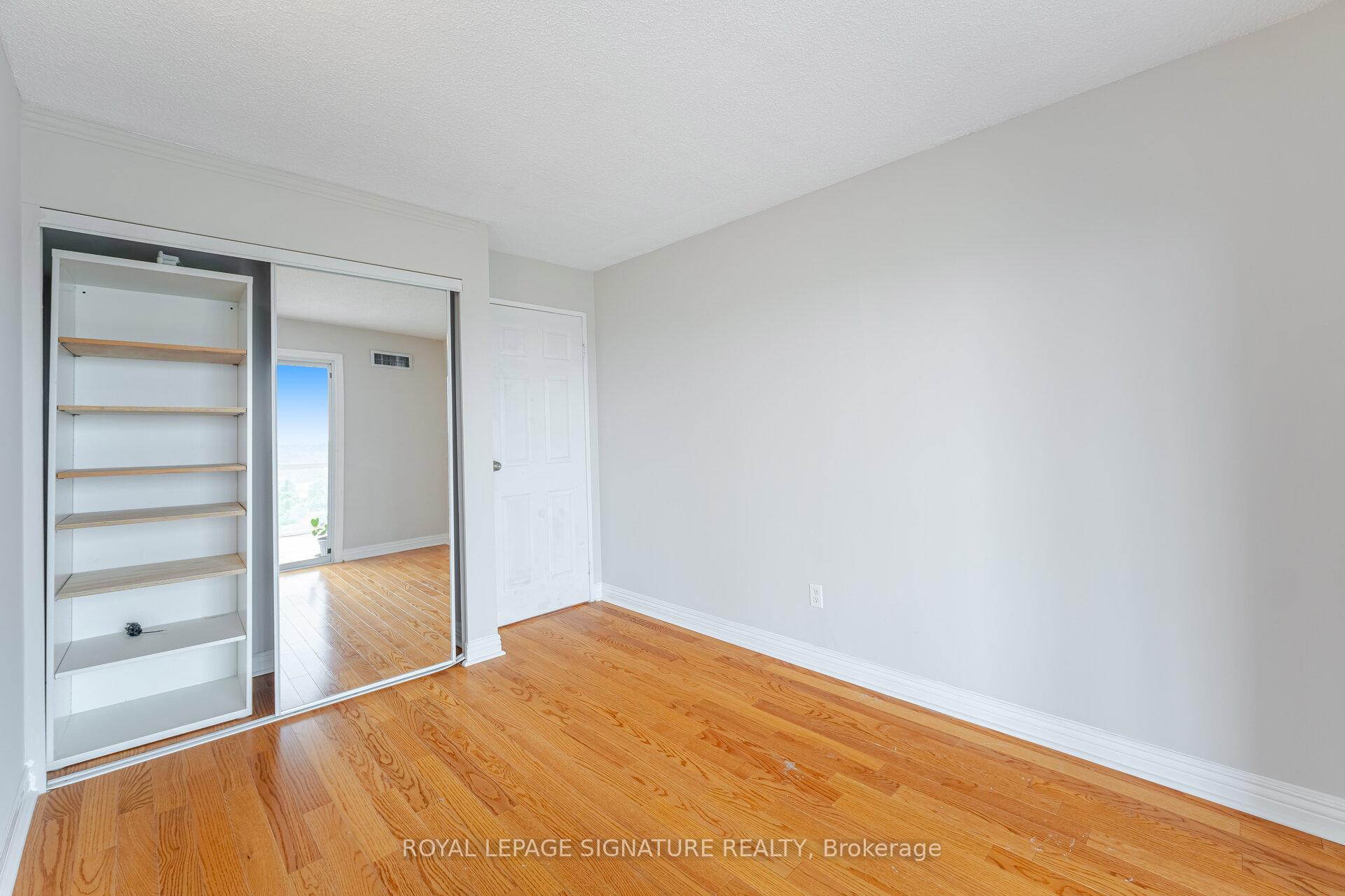 3 Bedrooms Condo at 10 Markbrook, Toronto For sale