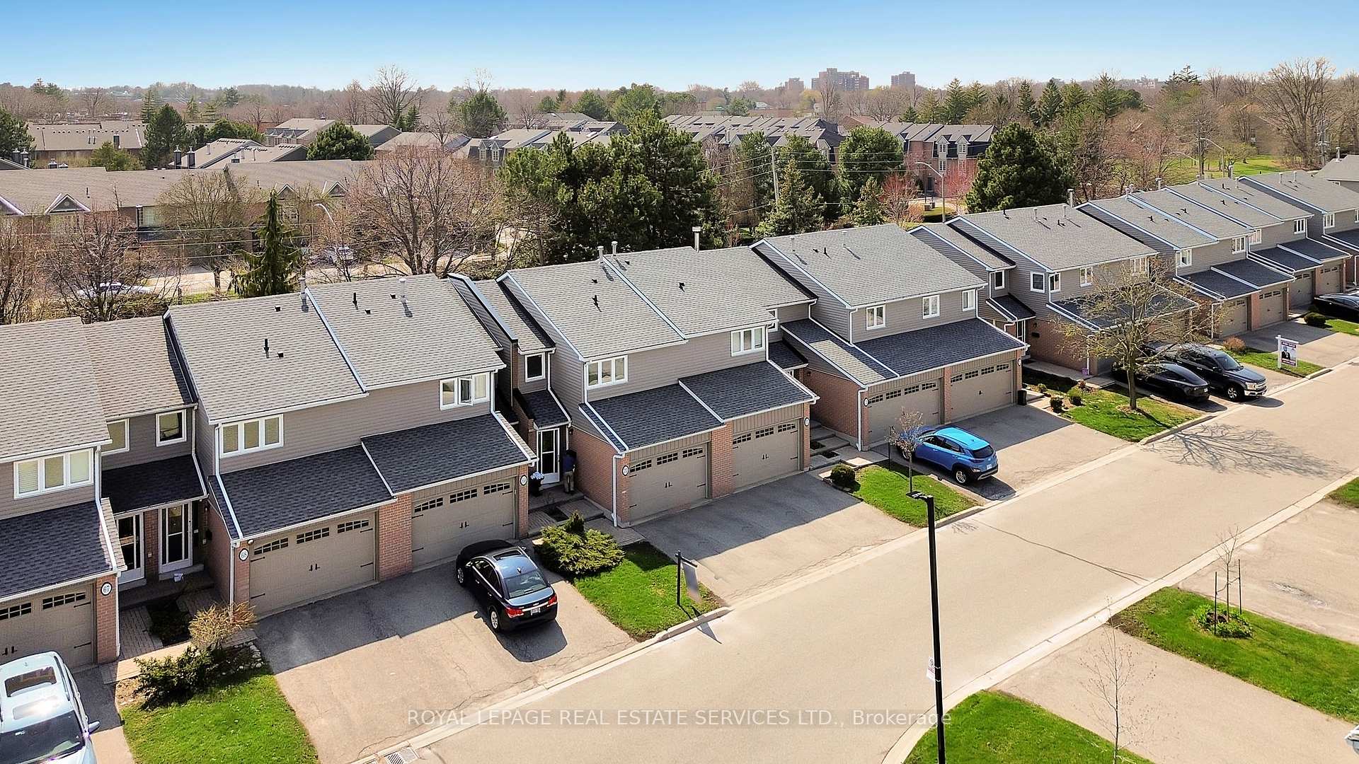 3 Bedrooms Condo at 3125 Fifth, Mississauga For sale