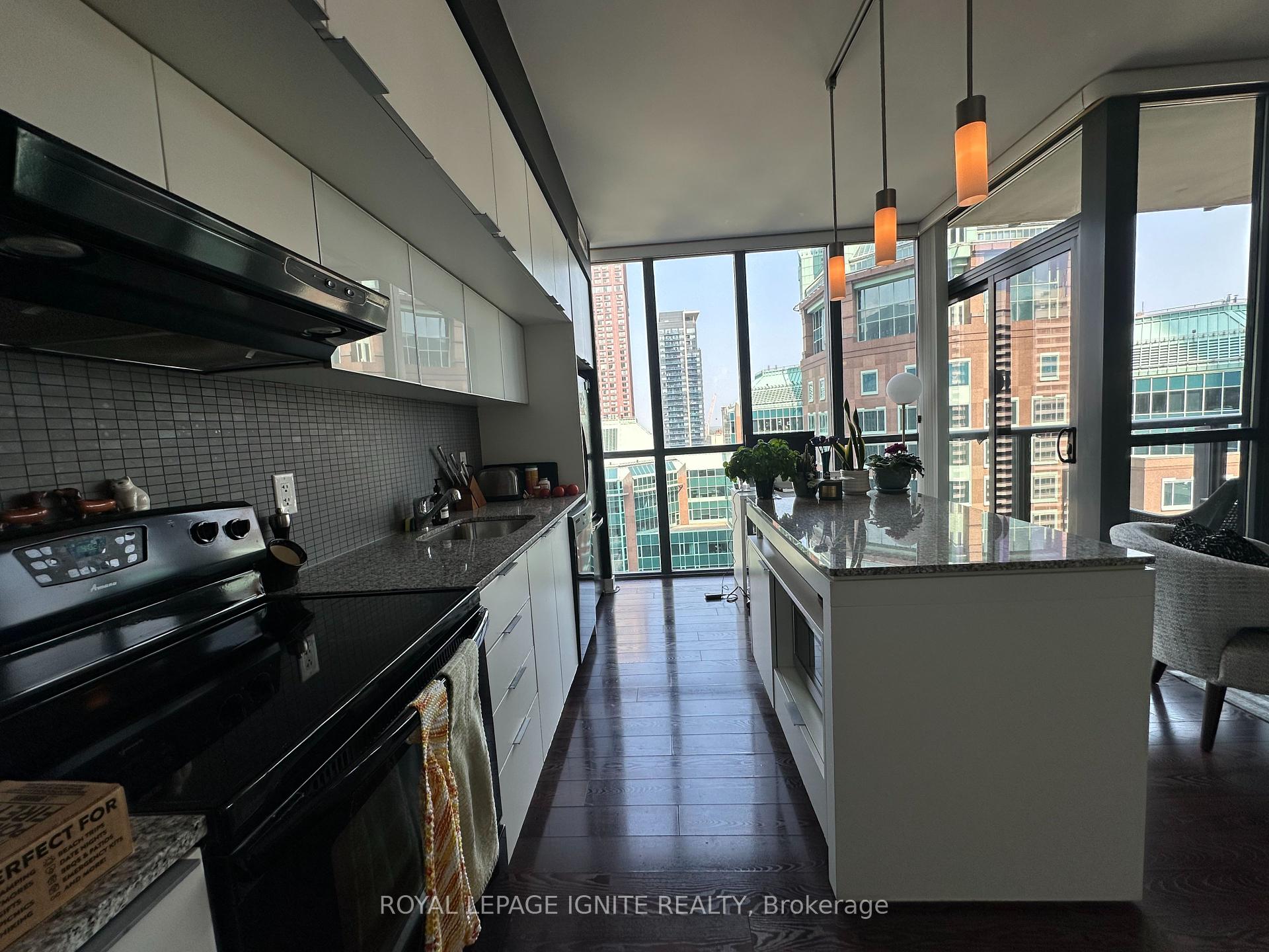 2 Bedrooms Condo at 110 Charles, Toronto For sale