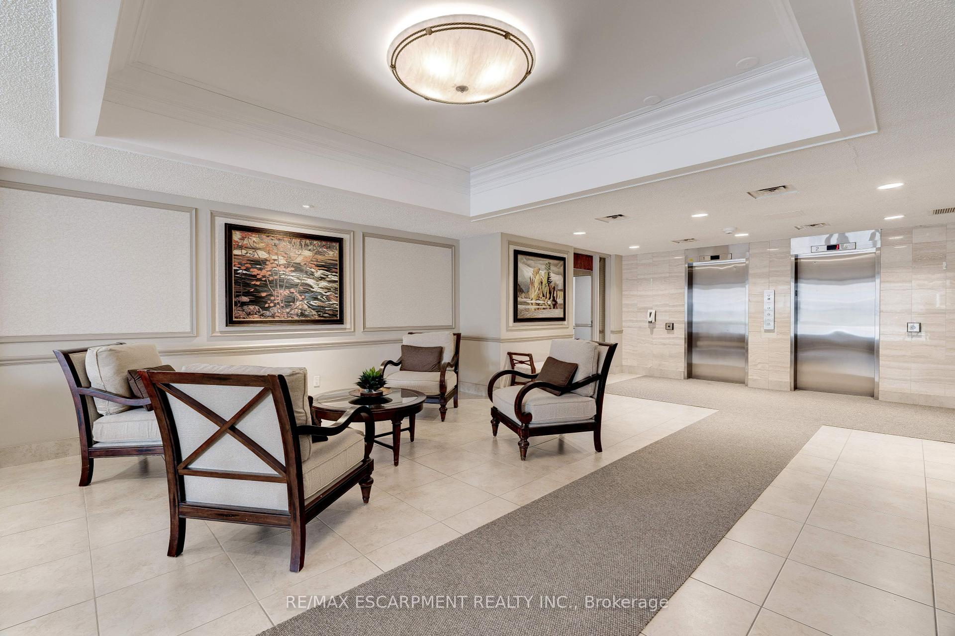 3 Bedrooms Condo at 2175 Marine, Oakville For sale