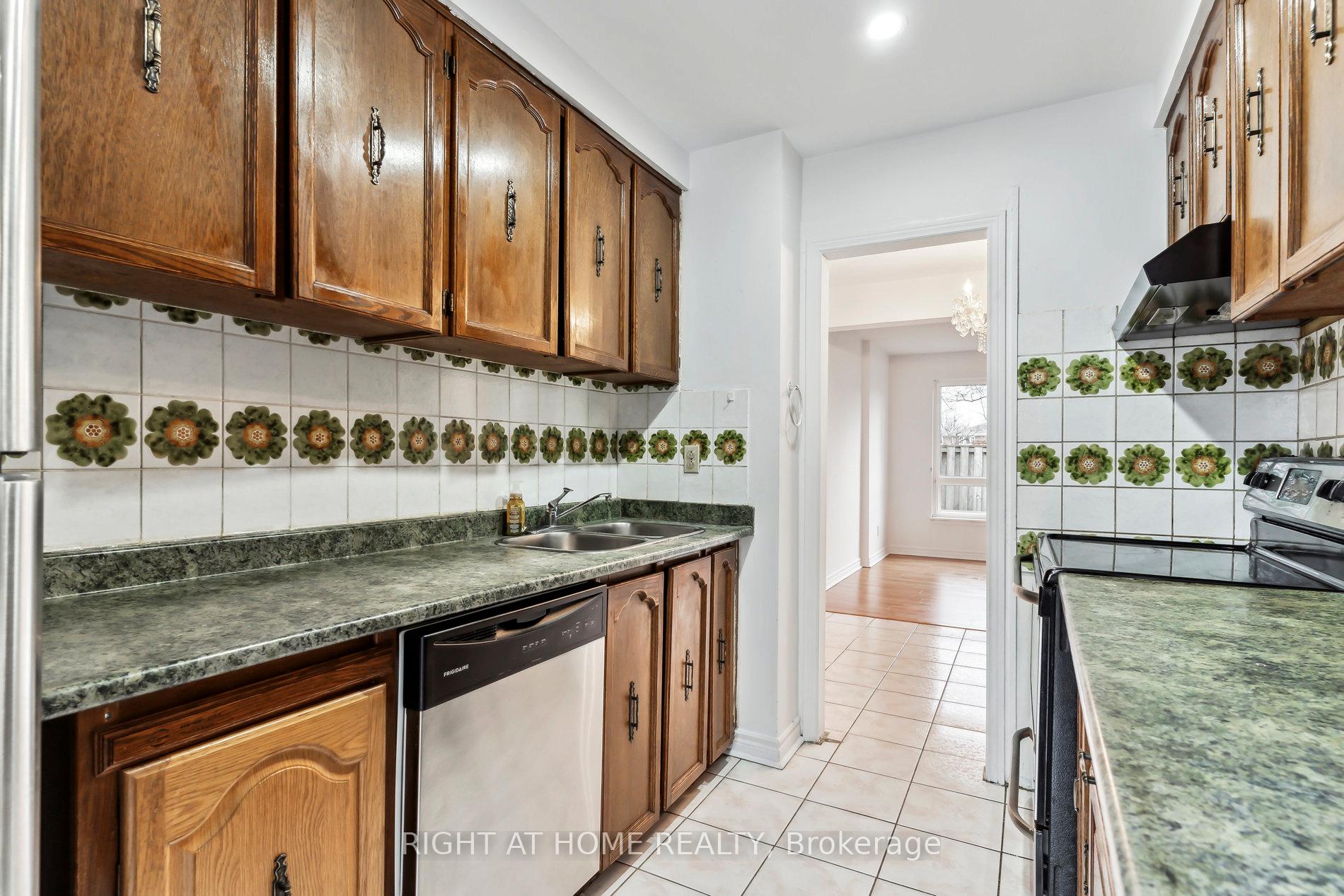 6 Bedrooms Condo at 44 Chester Le, Toronto For sale