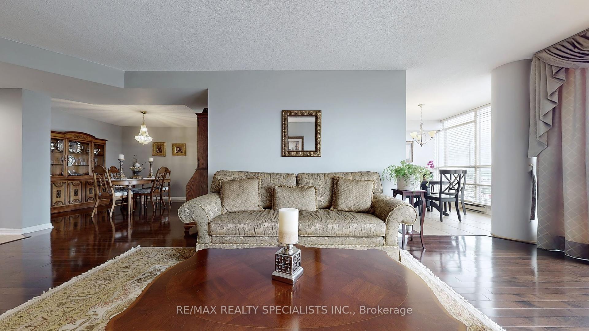 2 Bedrooms Condo at 45 Kingsbridge Garden, Mississauga For sale