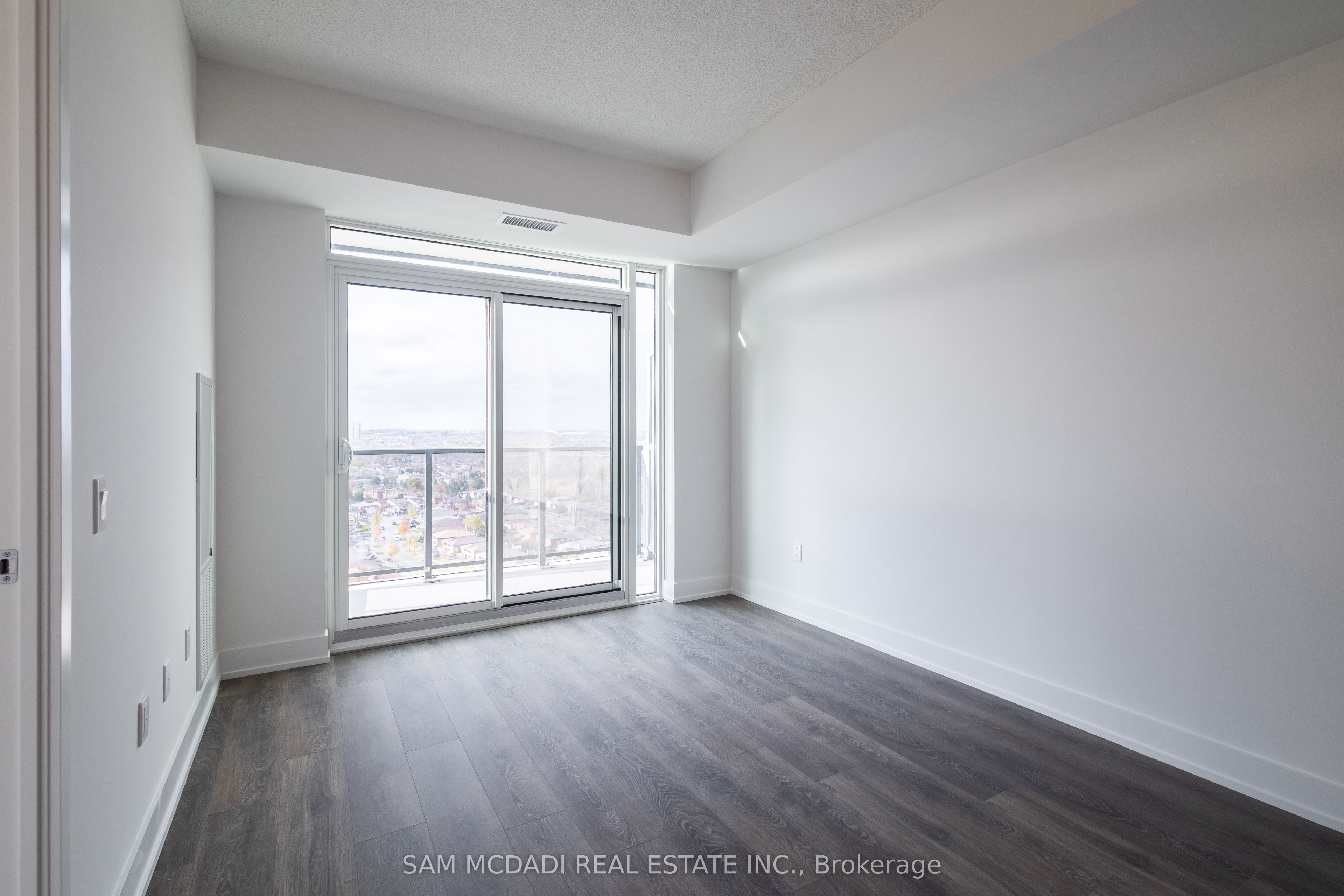 202 Burnhamthorpe Road E, #2004