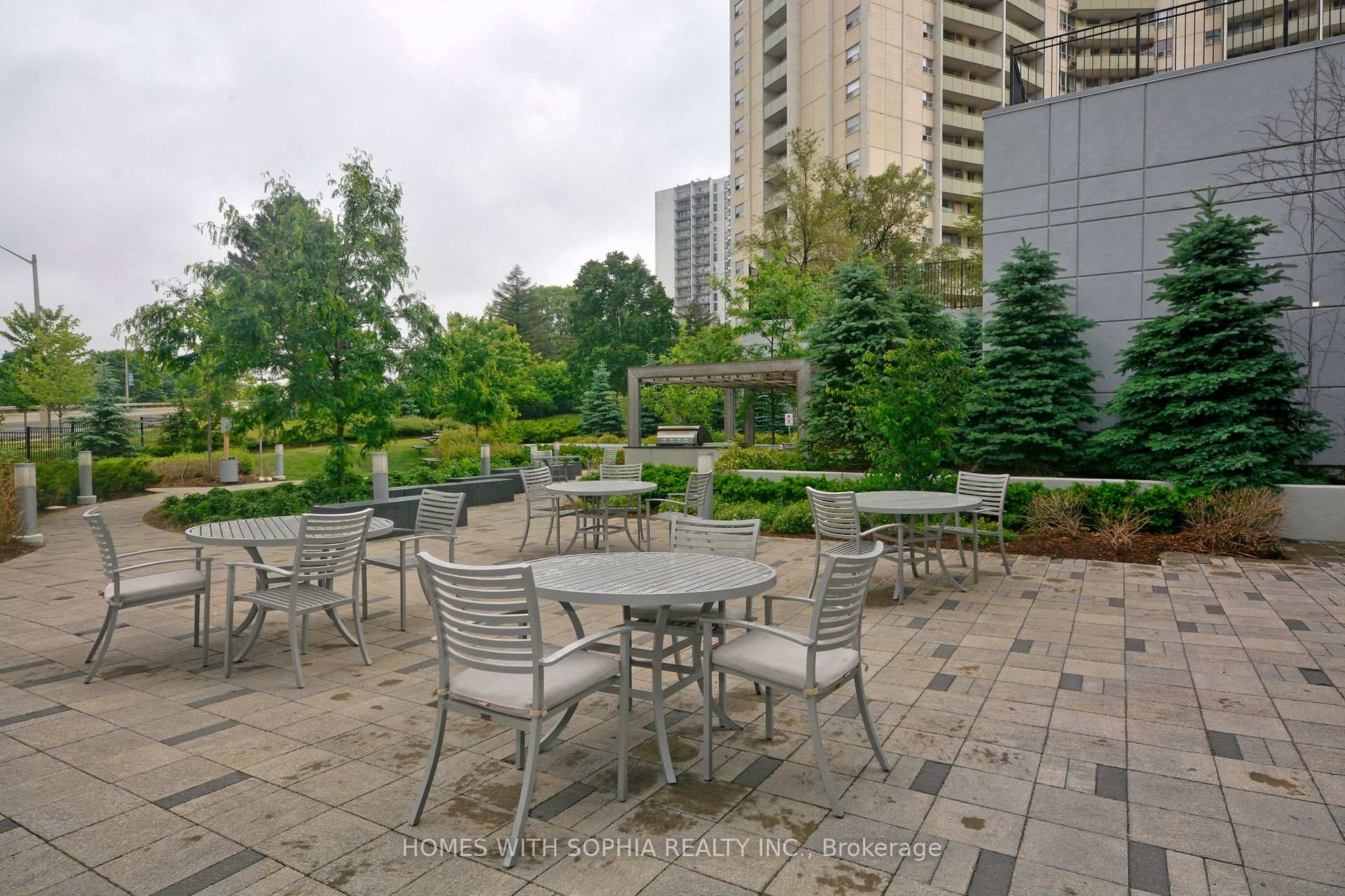 2 Bedrooms Condo at 18 Graydon Hall, Toronto For sale