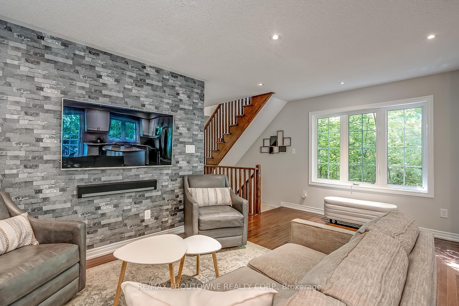 3 Bedrooms Condo at 233 Duskywing, Oakville For sale