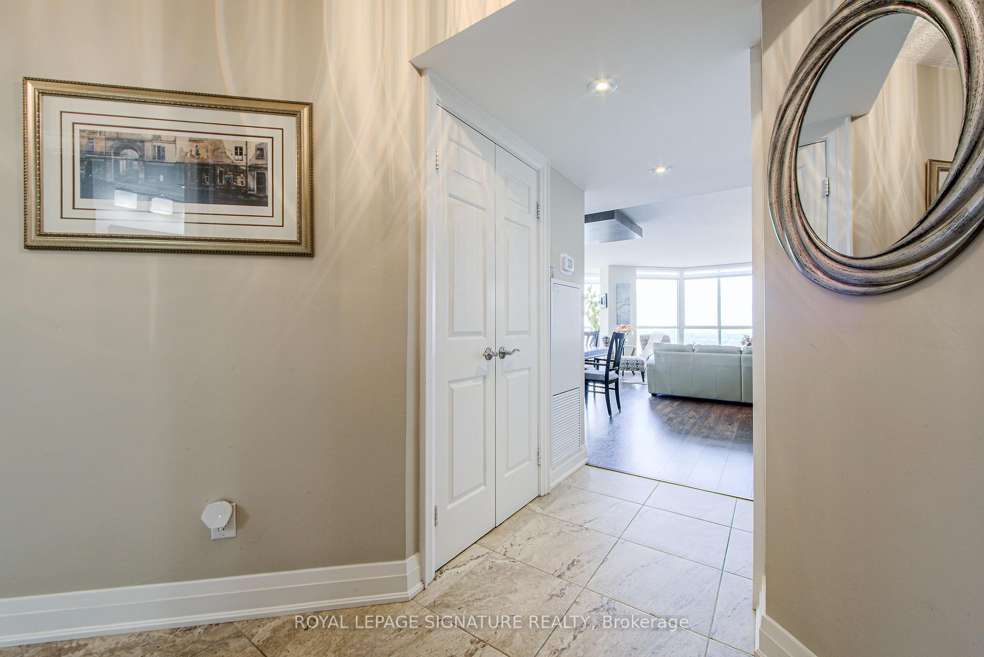 3 Bedrooms Condo at 55 Kingsbridge Garden, Mississauga For sale