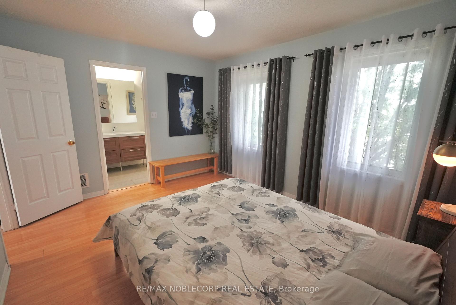 4 Bedrooms Condo at 17 Overlea, Toronto For sale