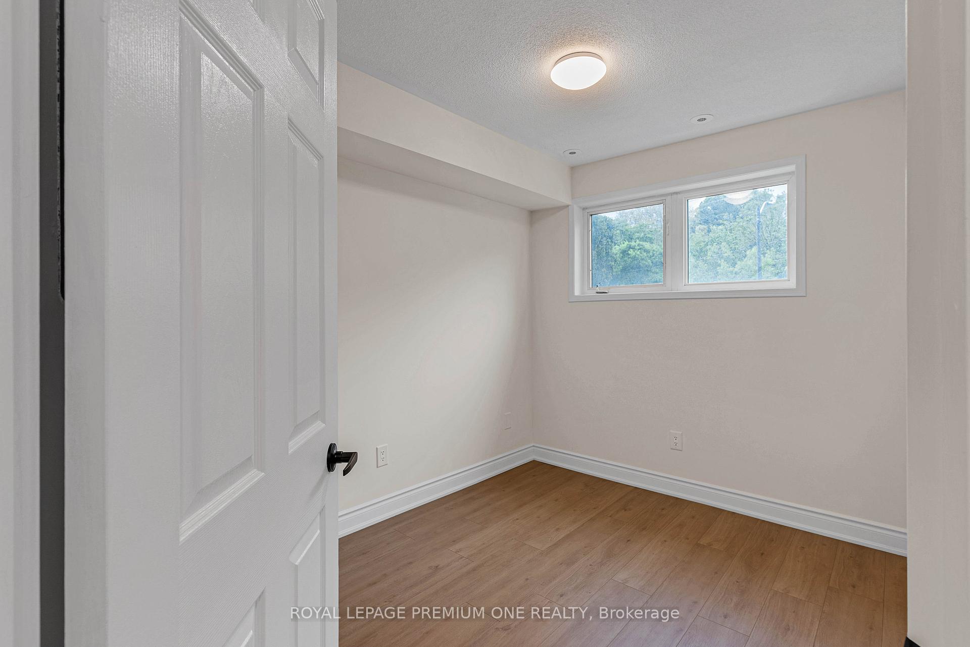 3 Bedrooms Condo at 65 Turntable, Toronto For sale