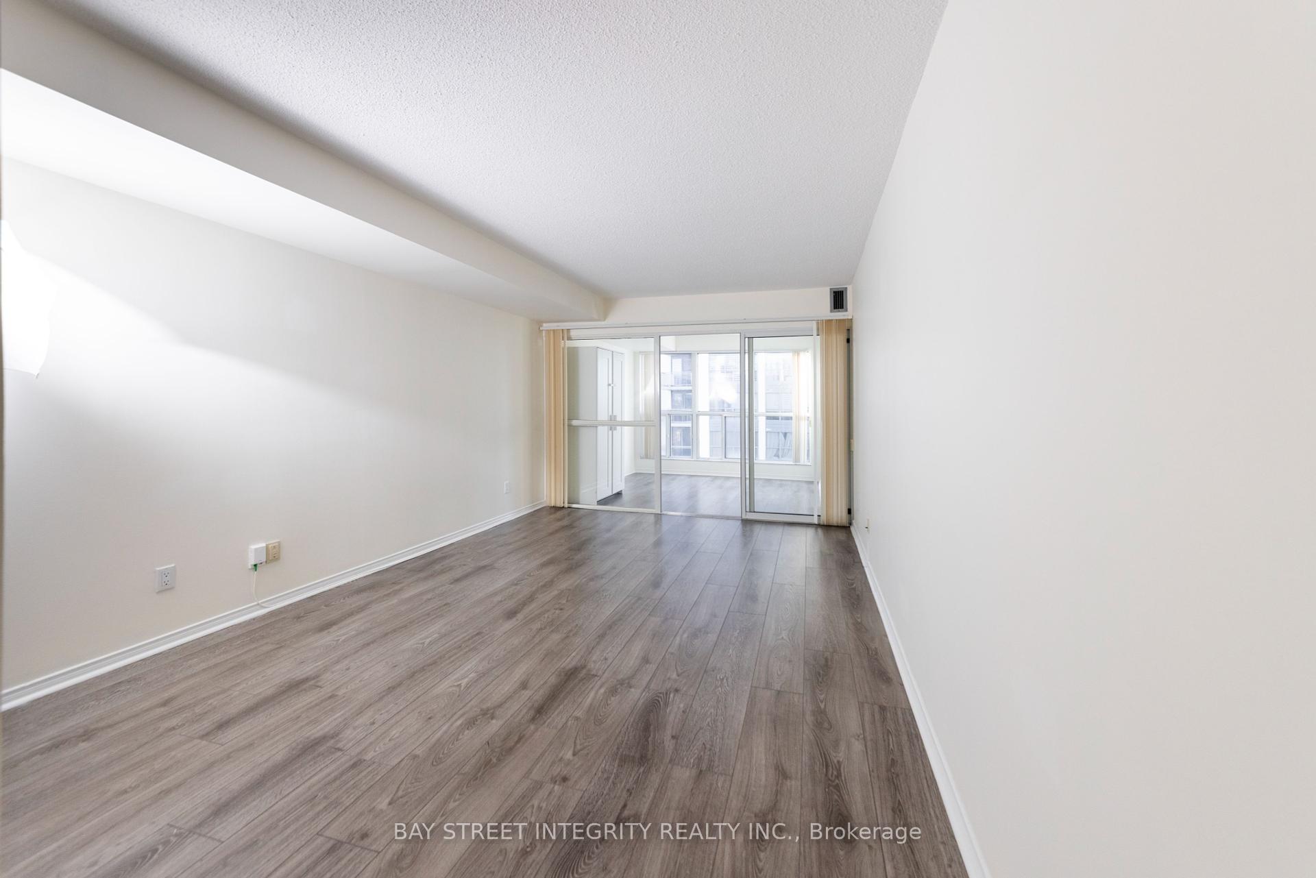 2 Bedrooms Condo at 28 Hollywood, Toronto For sale