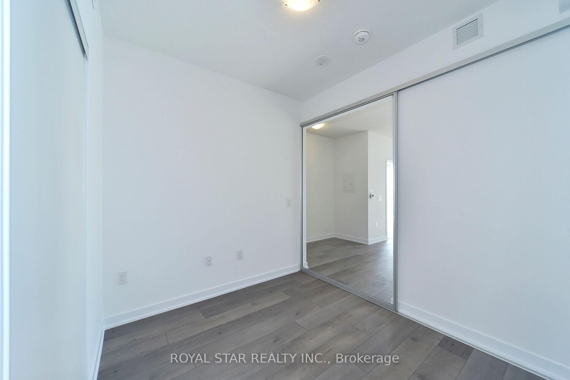 2 Bedrooms Condo at 10 Honeycrisp, Vaughan For sale