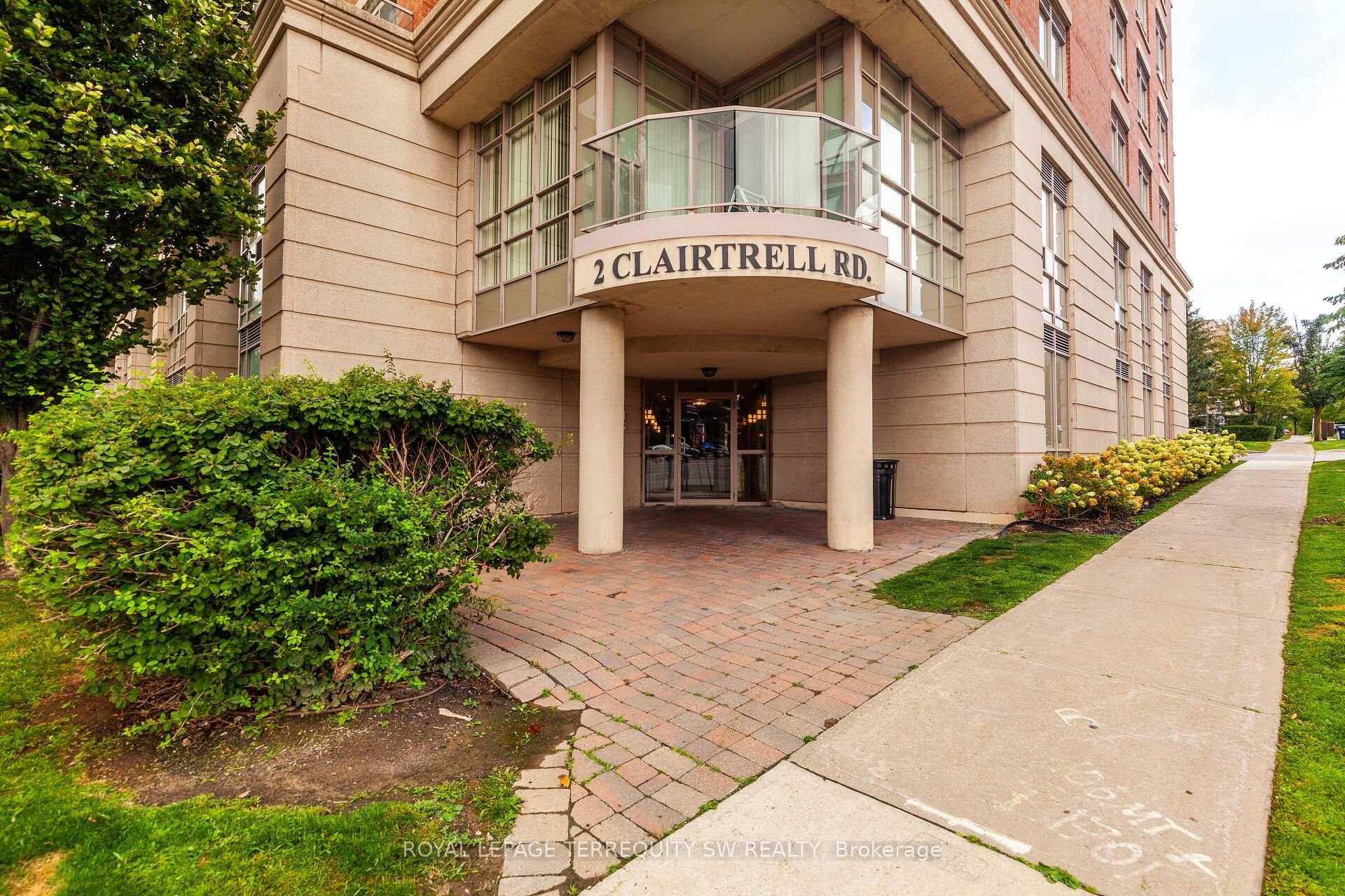 3 Bedrooms Condo at 2 Clairtrell, Toronto For sale