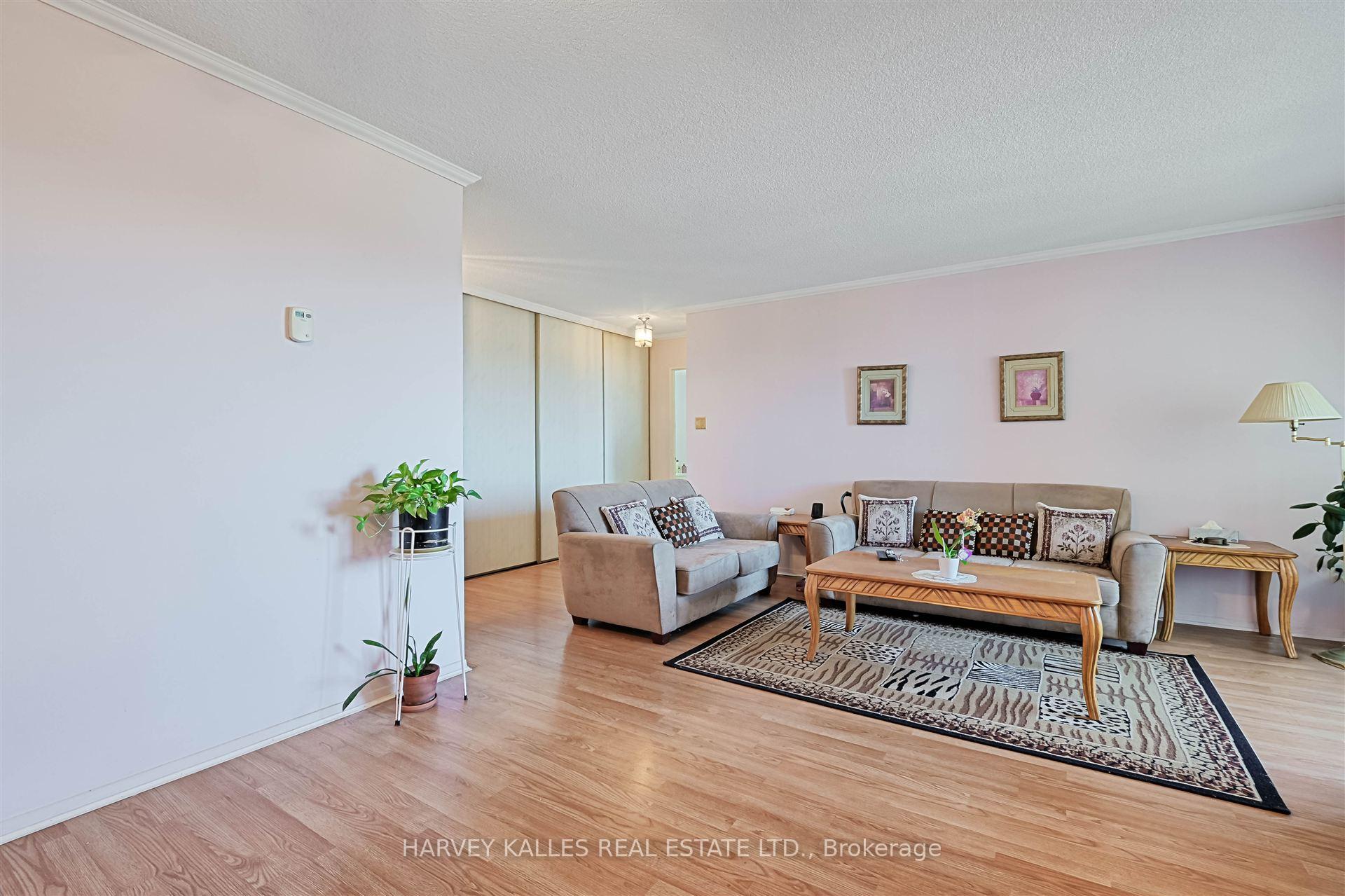 2 Bedrooms Condo at 2929 Aquitaine, Mississauga For sale