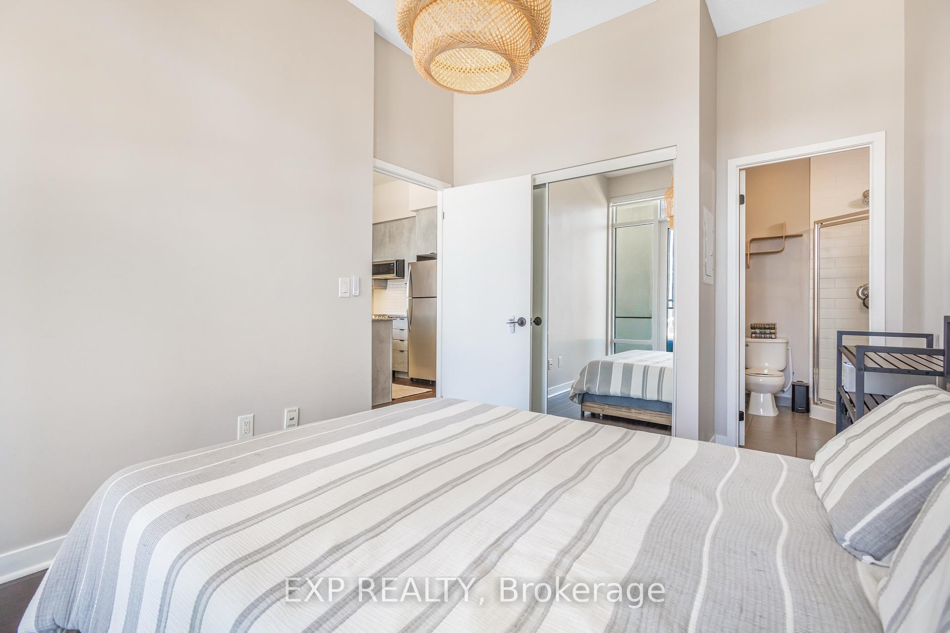 2 Bedrooms Condo at 360 Square One, Mississauga For sale