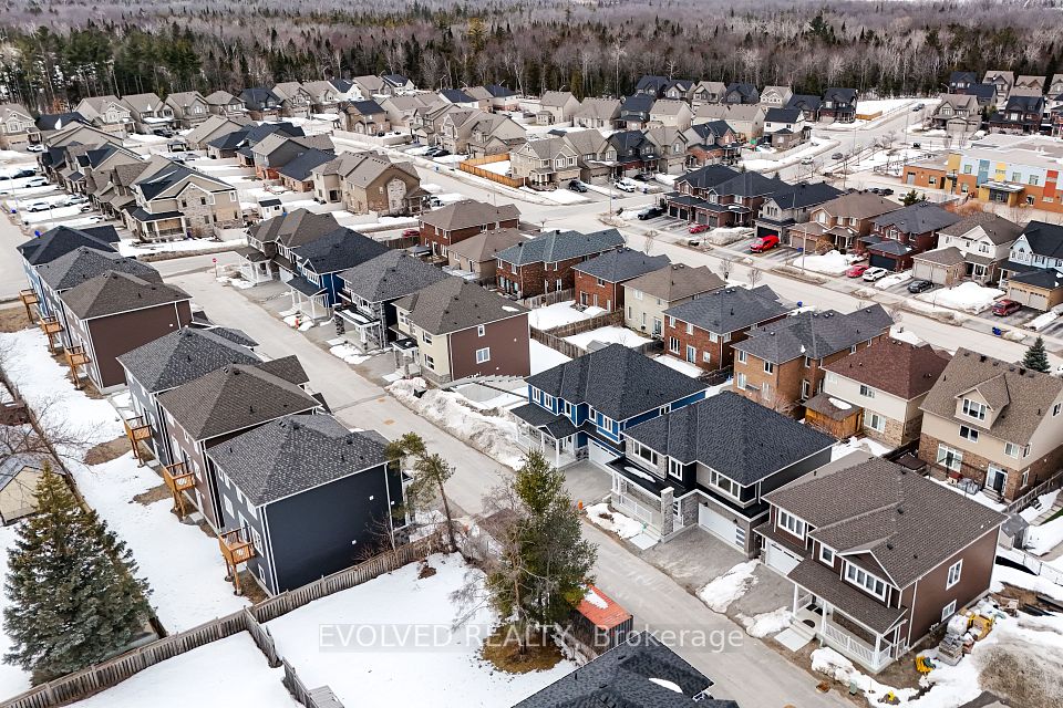 2 Hampton Lane, Barrie, ON L4N 6H2