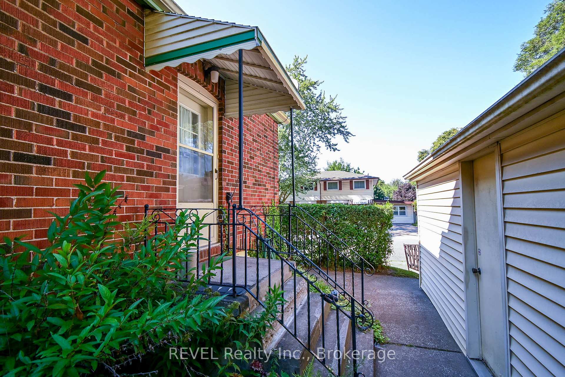 Photo of 5740 DRUMMOND Road, Niagara Falls, ON L2G 4L5