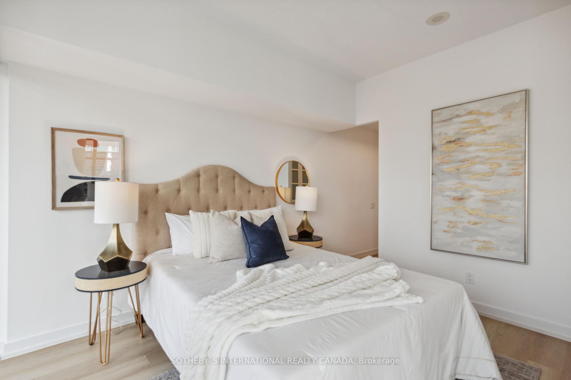 2 Bedrooms Condo at 33 Charles,  Toronto For sale