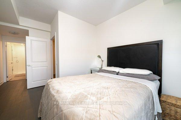 2 Bedrooms Condo at 3220 William Coltson, Oakville For sale
