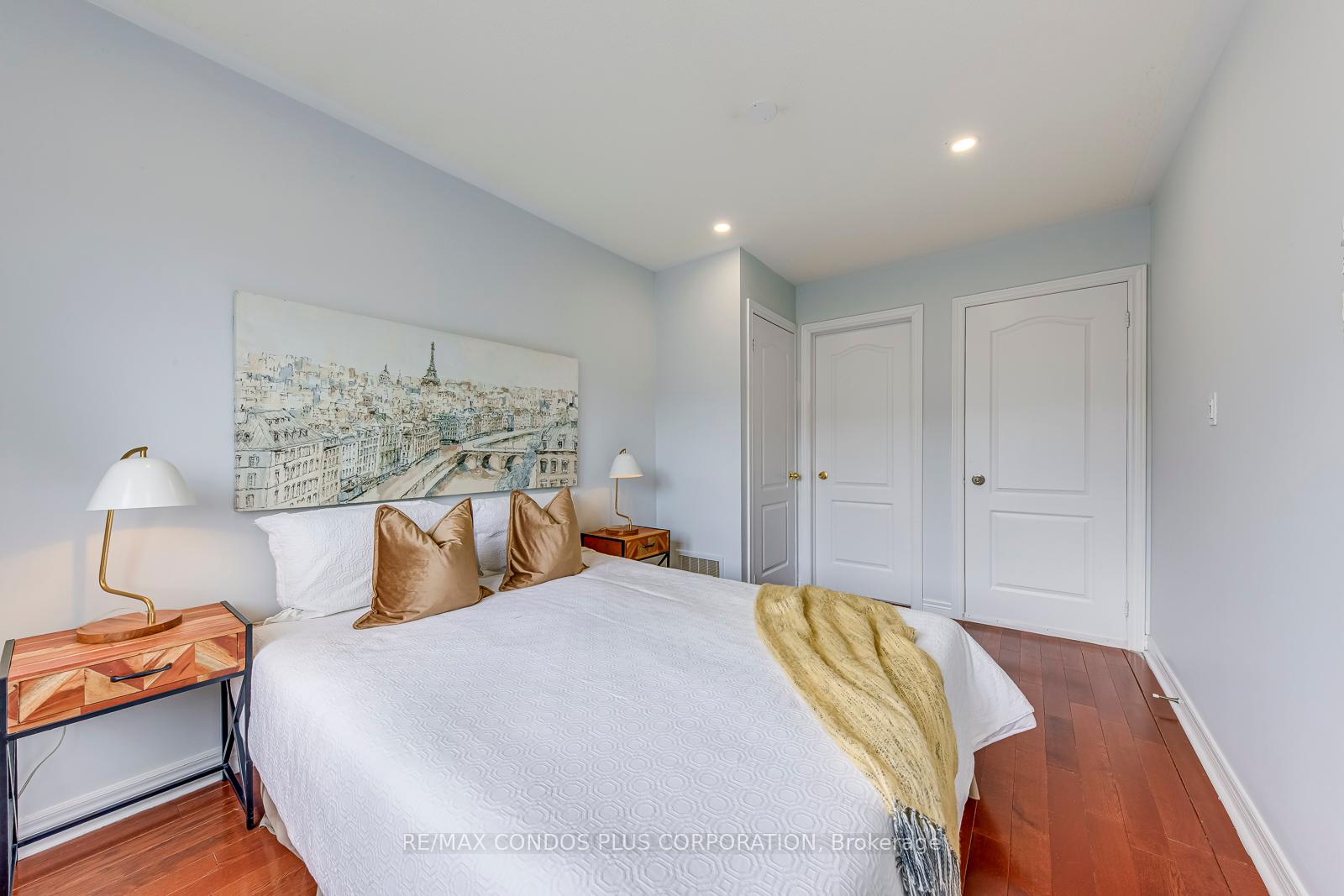 5 Bedrooms Condo at 1015 Galesway, Mississauga For sale