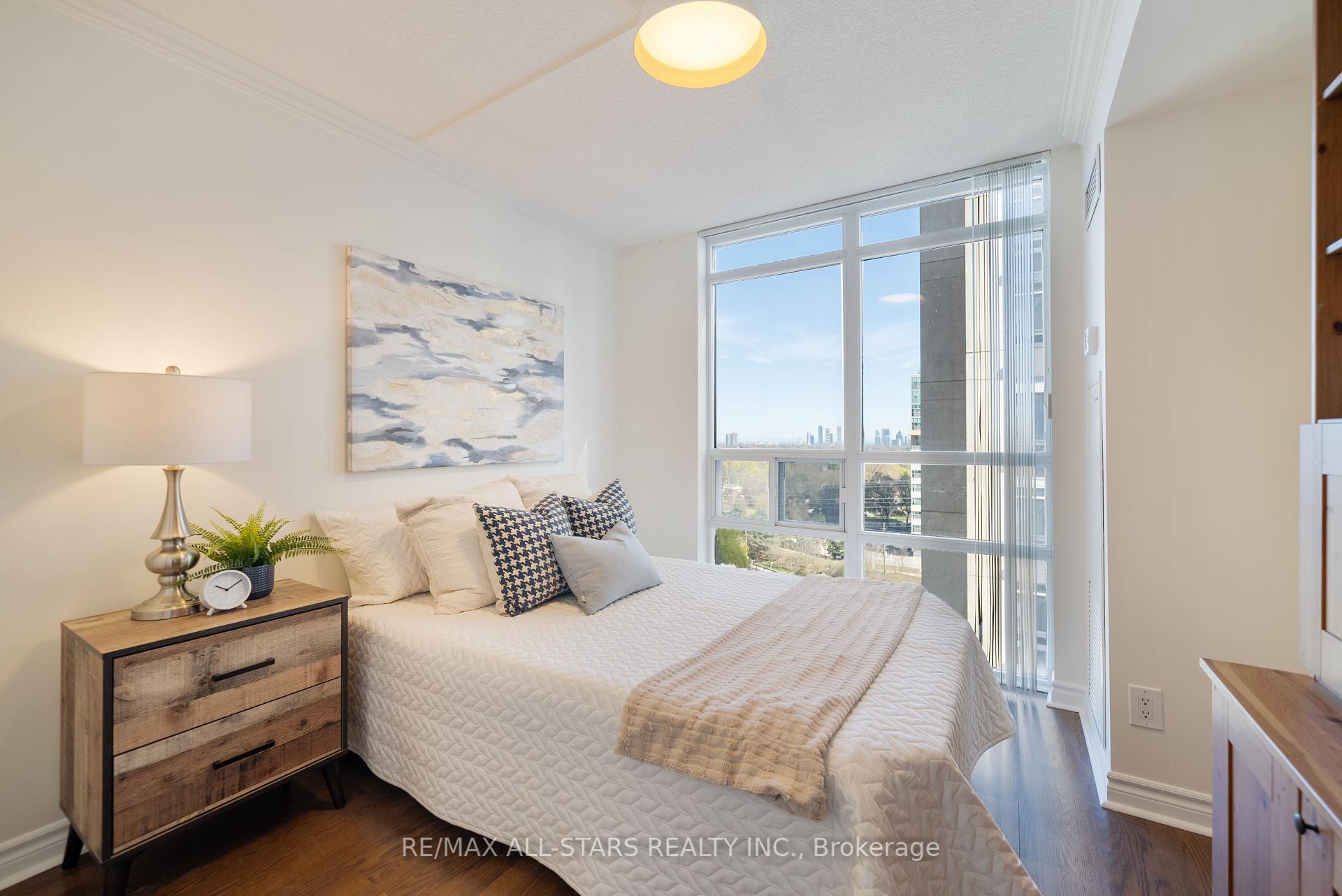 2 Bedrooms Condo at 5 Michael Power, Toronto For sale