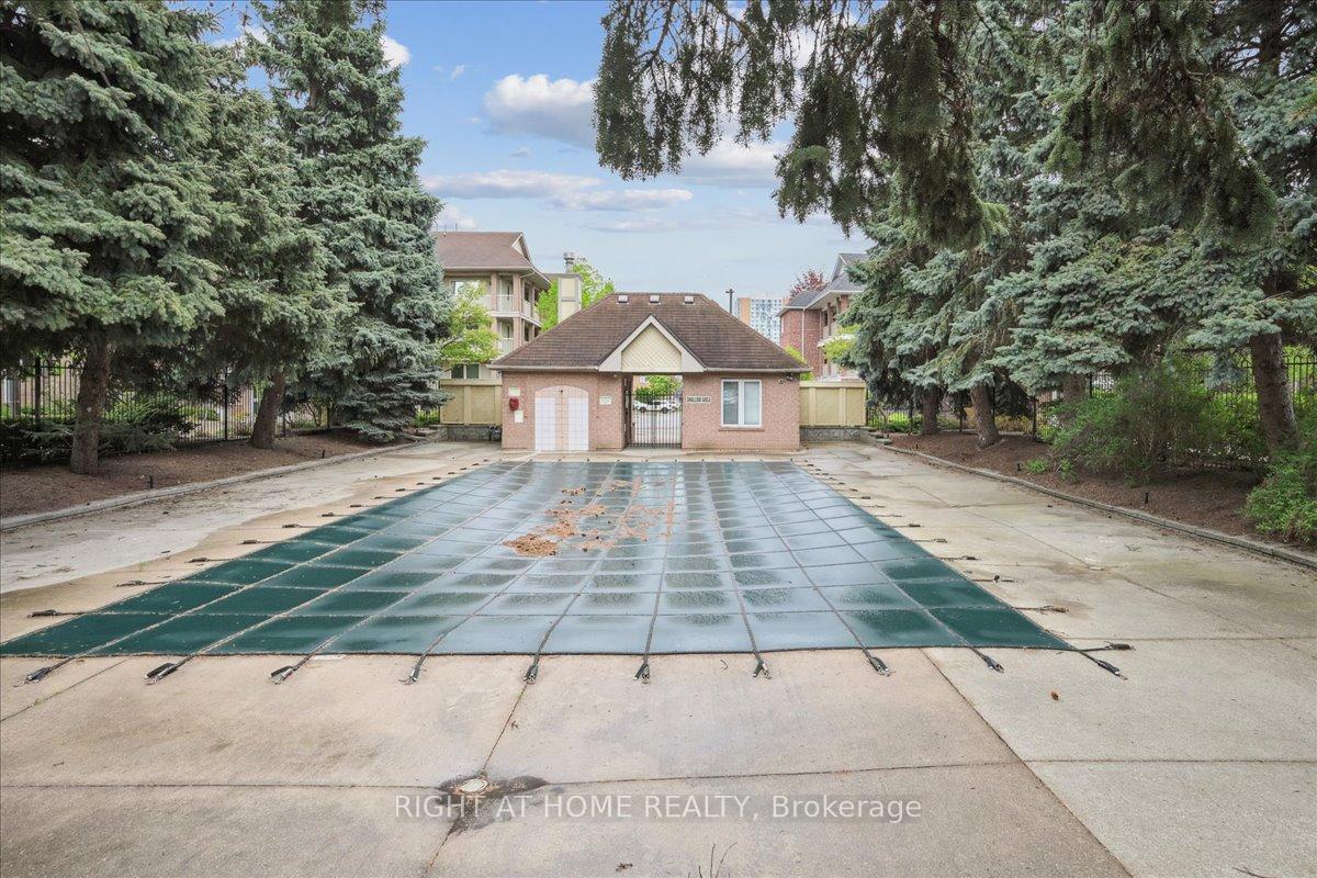 3 Bedrooms Condo at 65 Bristol, Mississauga For sale