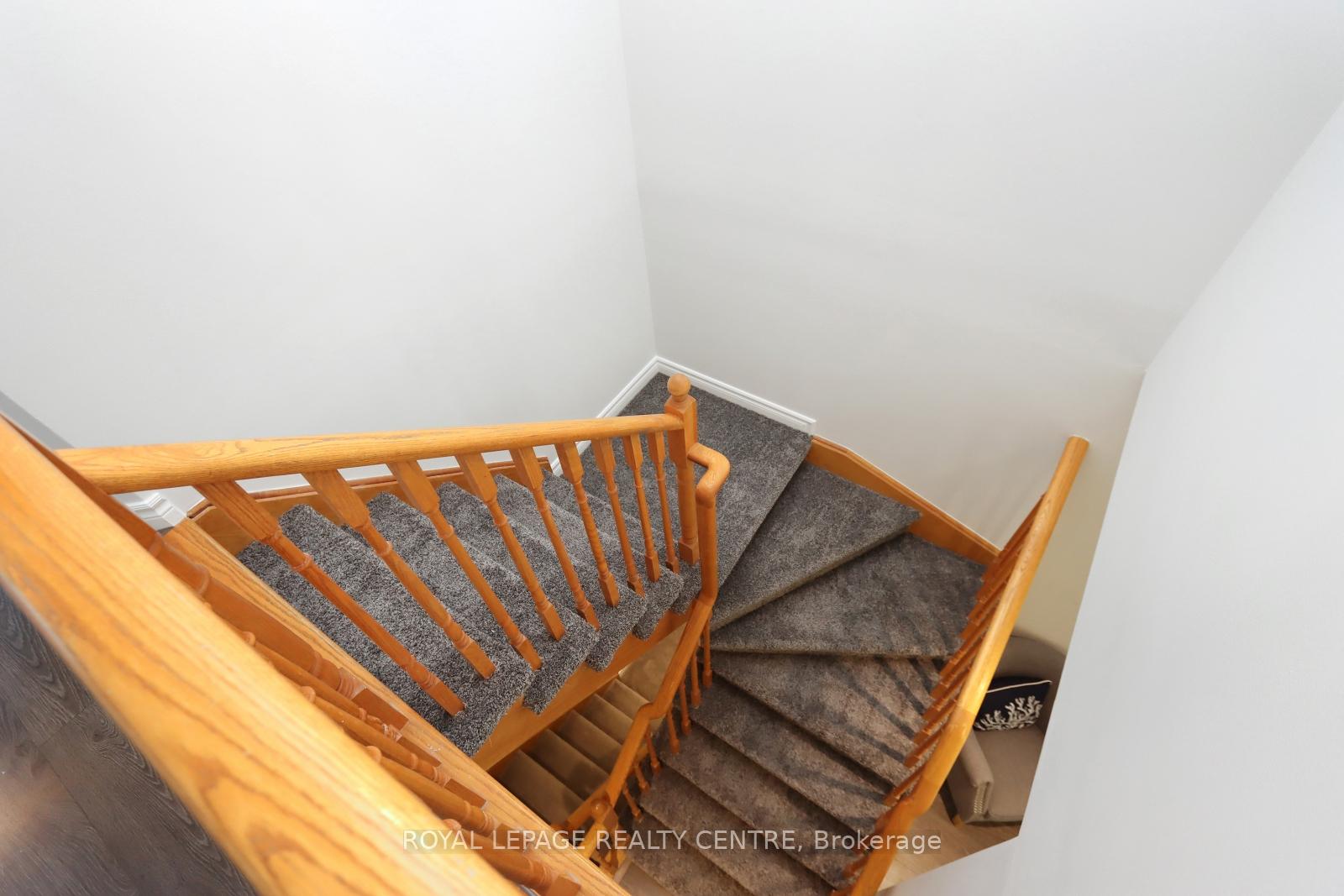 3 Bedrooms Condo at 5525 Palmerston, Mississauga For sale