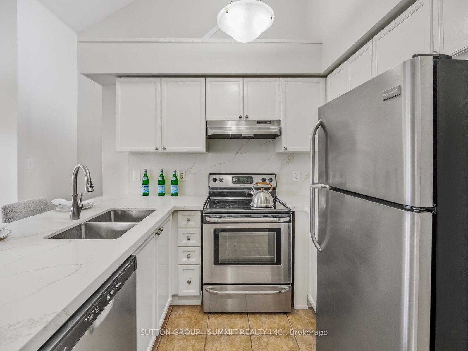 3 Bedrooms Condo at 614 Shoreline, Mississauga For sale