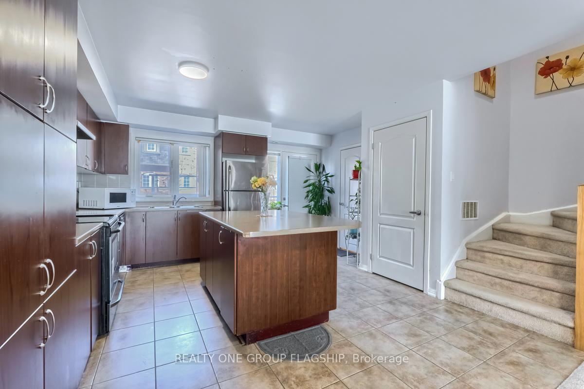 3 Bedrooms Condo at 3185 Boxford,  Mississauga For sale