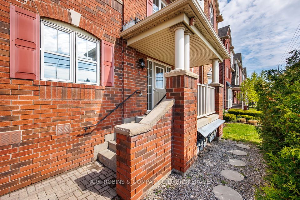595 Dundas