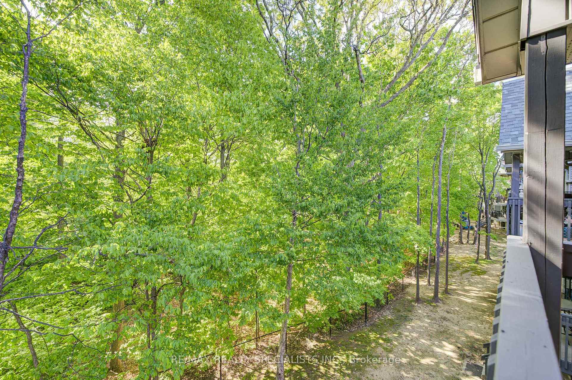 2 Bedrooms Condo at 2030 Cleaver, Burlington For sale