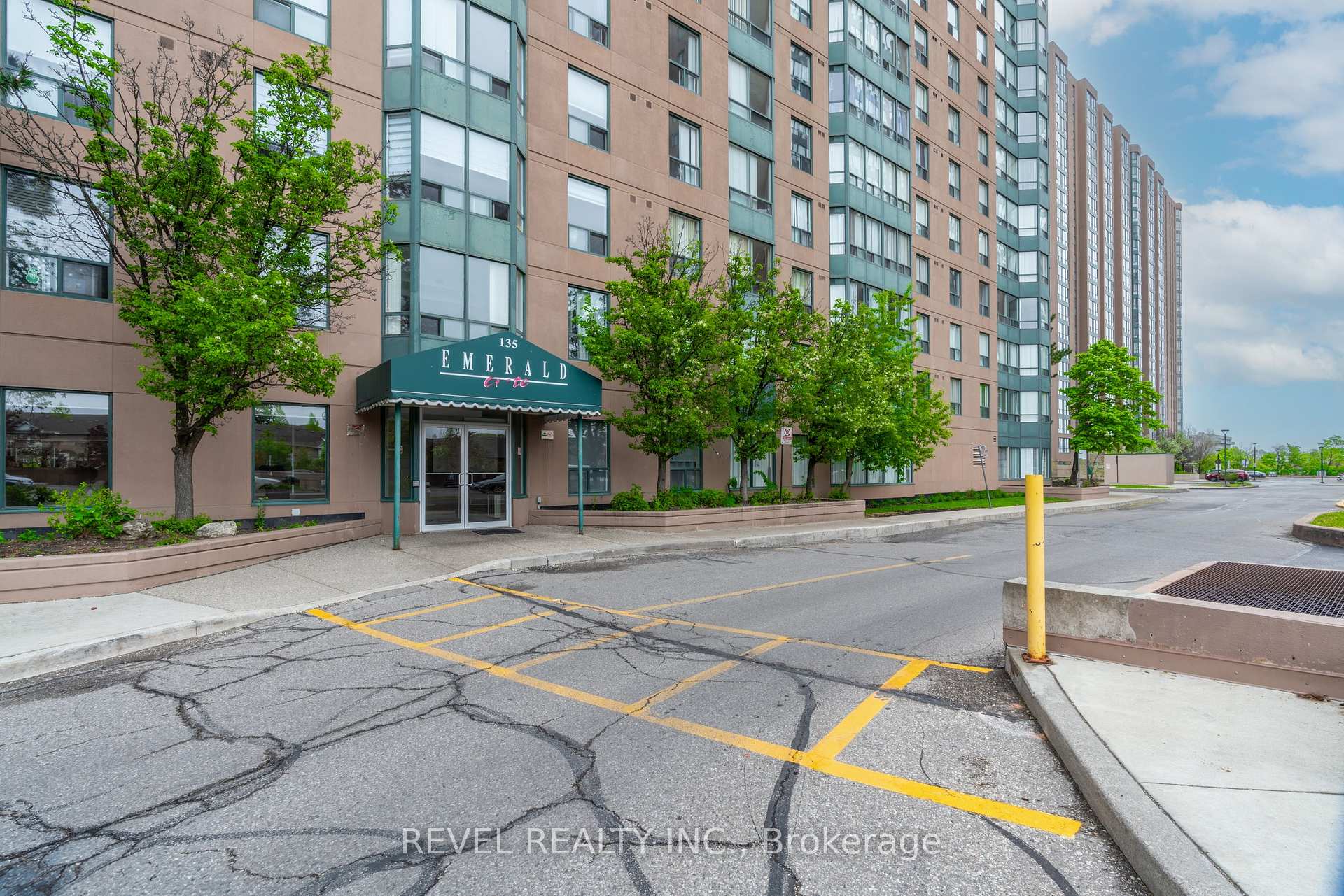 3 Bedrooms Condo at 135 Hillcrest, Mississauga For sale