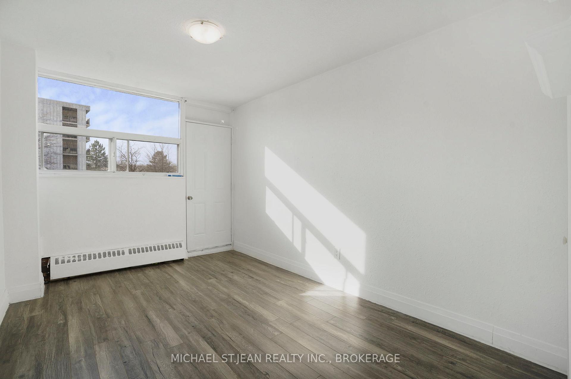 3 Bedrooms Condo at 15 Albright,  Hamilton For sale