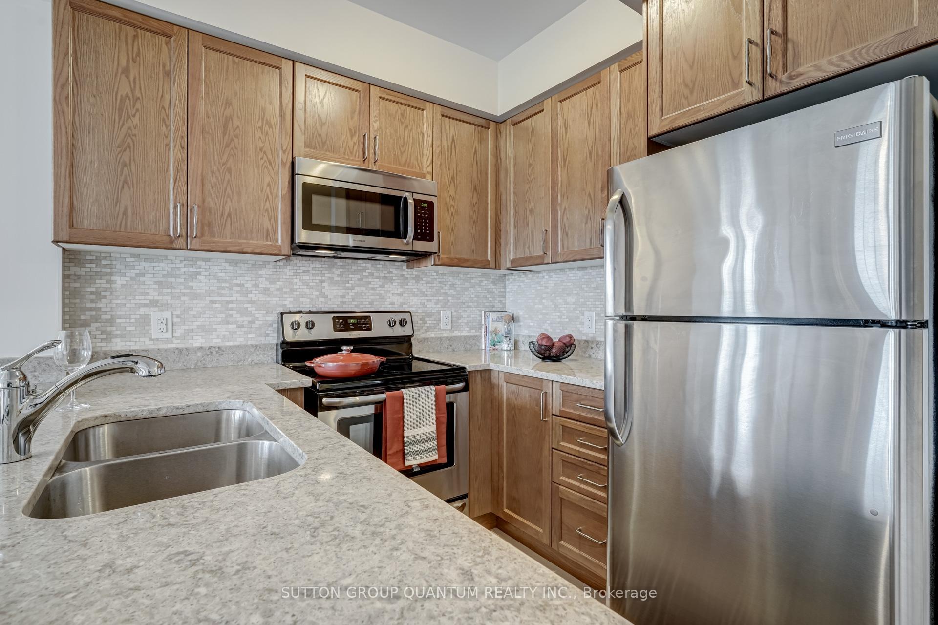 2 Bedrooms Condo at 275 Roxton, Oakville For sale