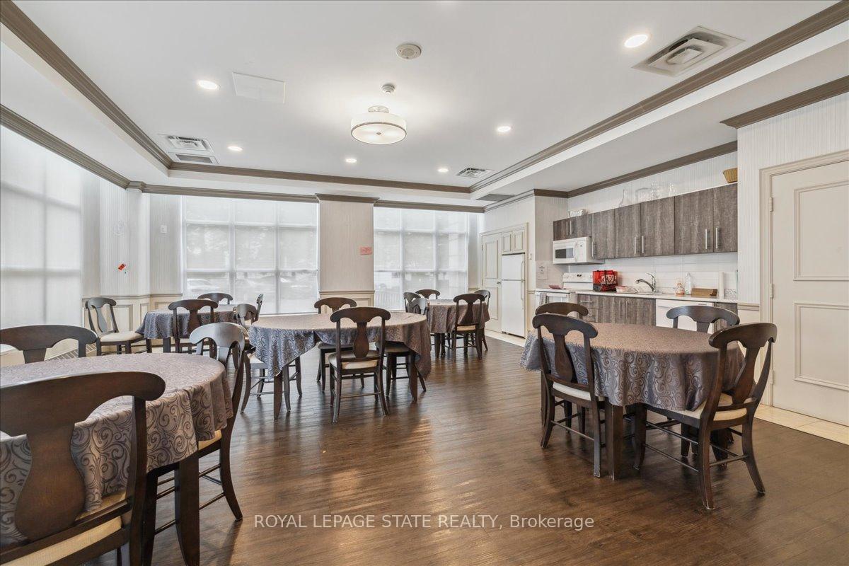 2 Bedrooms Condo at 442 Maple, Burlington For sale