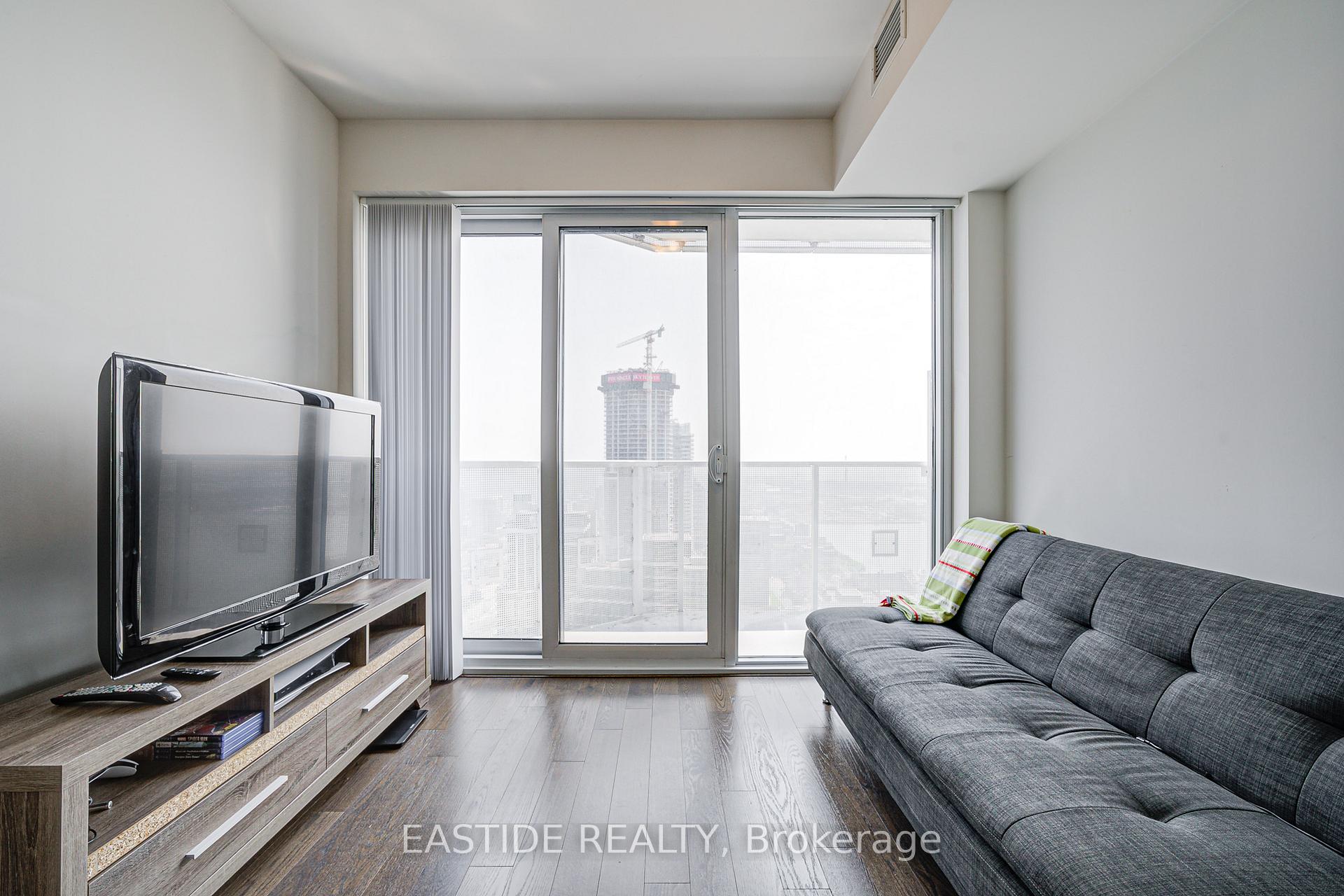2 Bedrooms Condo at 88 Harbour, Toronto For sale