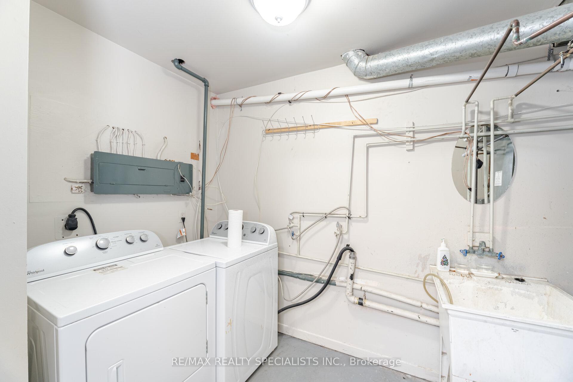 3 Bedrooms Condo at 2440 Bromsgrove, Mississauga For sale