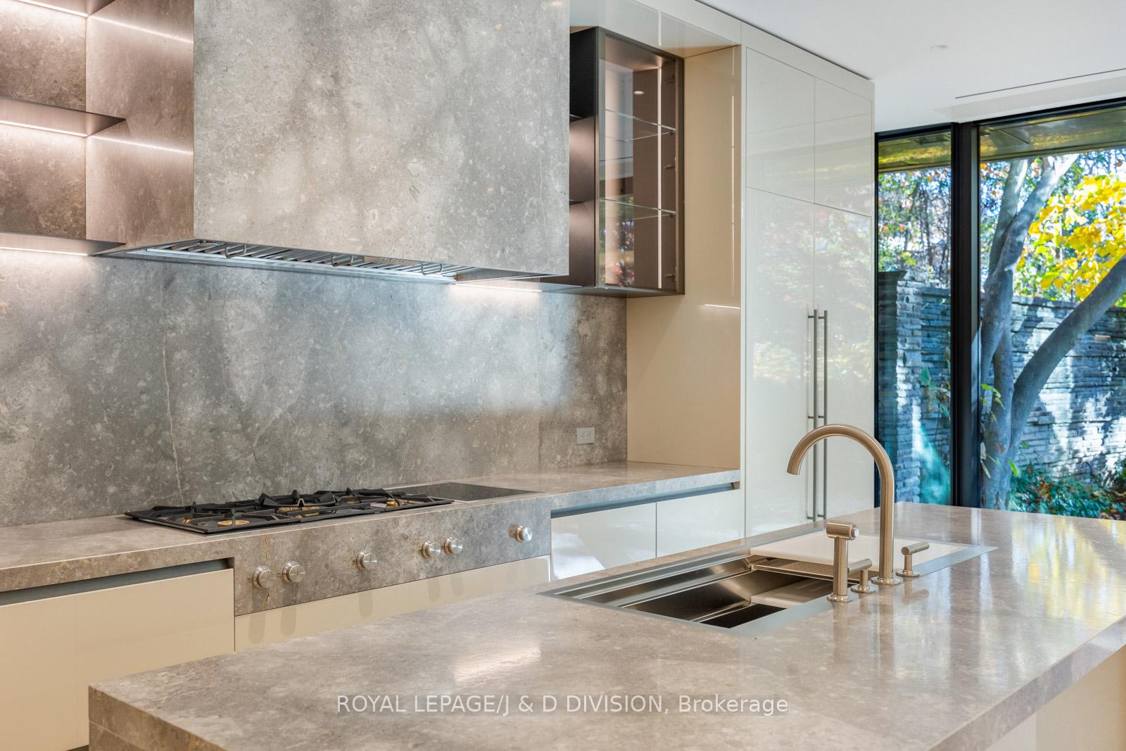 2 Bedrooms Condo at 7 Dale,  Toronto For sale