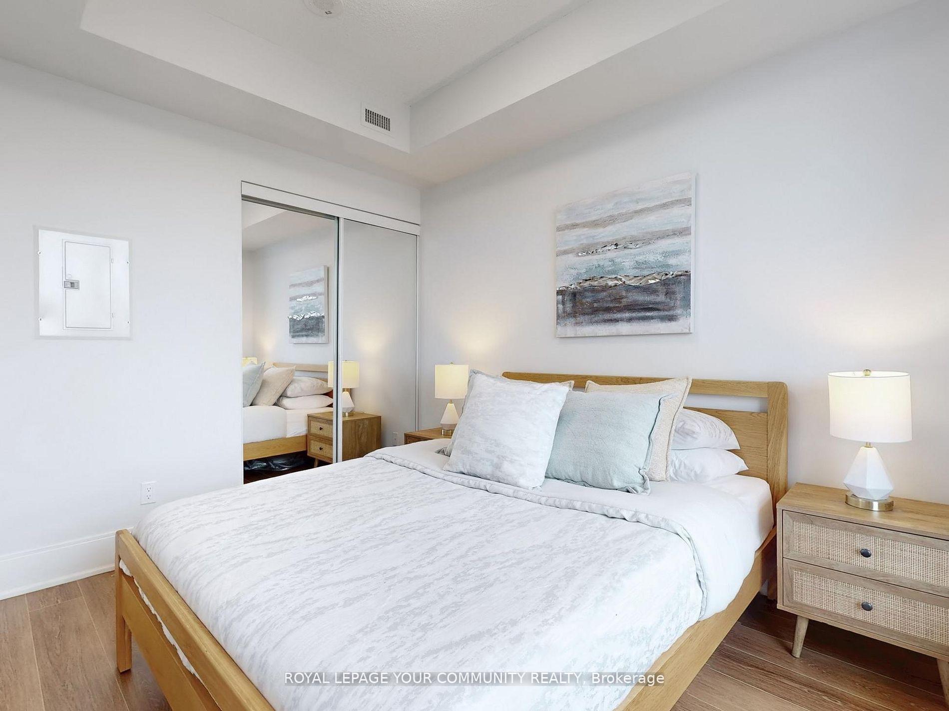 2 Bedrooms Condo at 15 Viking, Toronto For sale